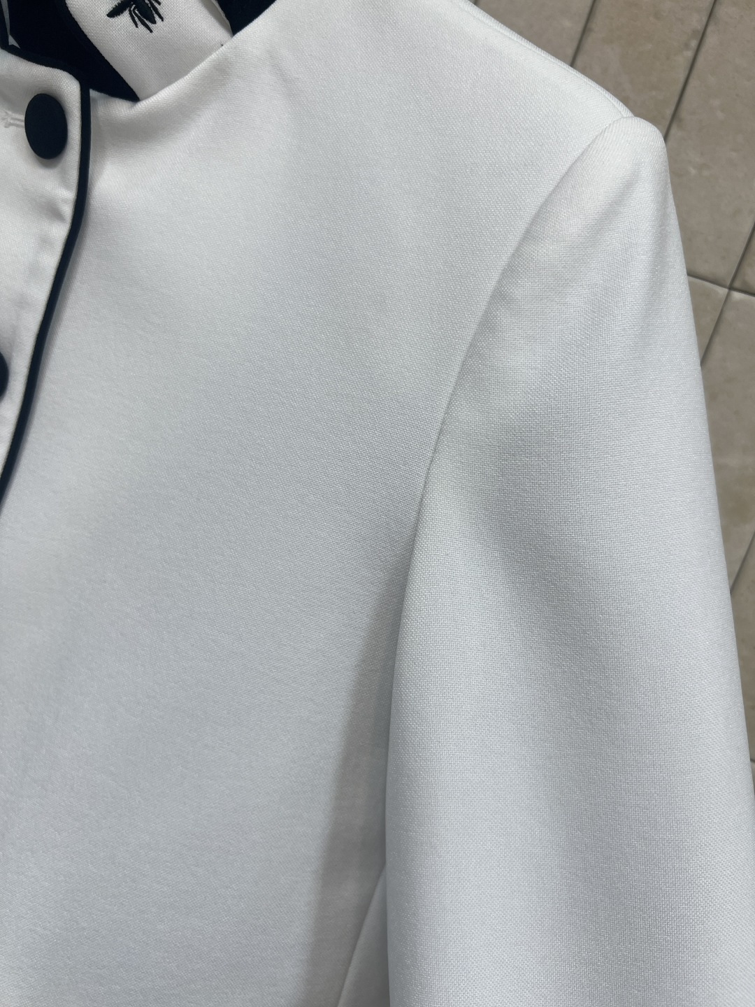 D家 26早春新款 刺绣短外套 宽松短款小外套 高品质面料 剪裁利落 刺绣小蜜蜂立领+黑色纽扣 袖口和领