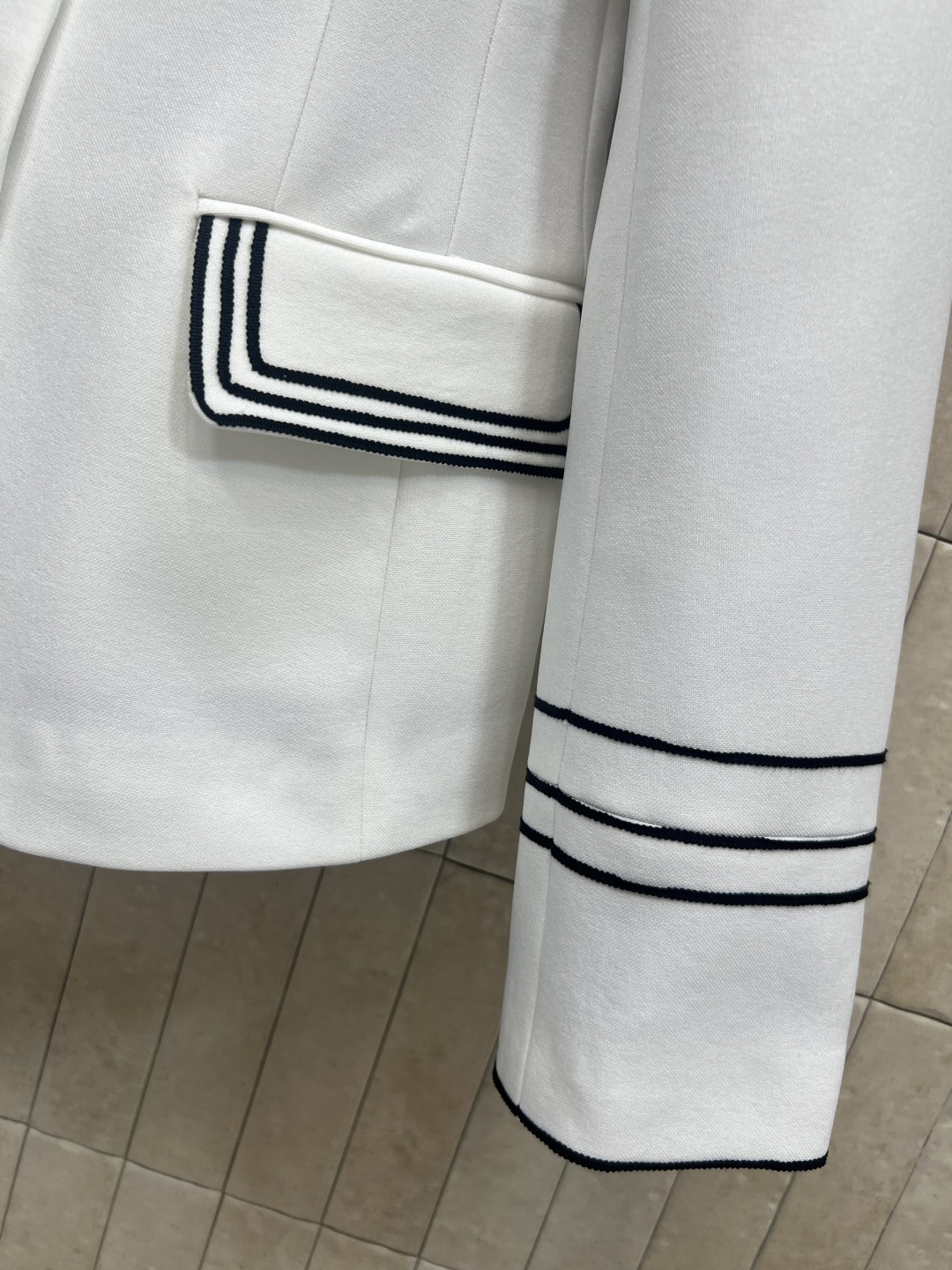 D家 26早春新款 海军风白色西装外套 轻盈棉质面料 简约优雅 黑色滚边+刺绣细节超有法式复古感 两粒扣