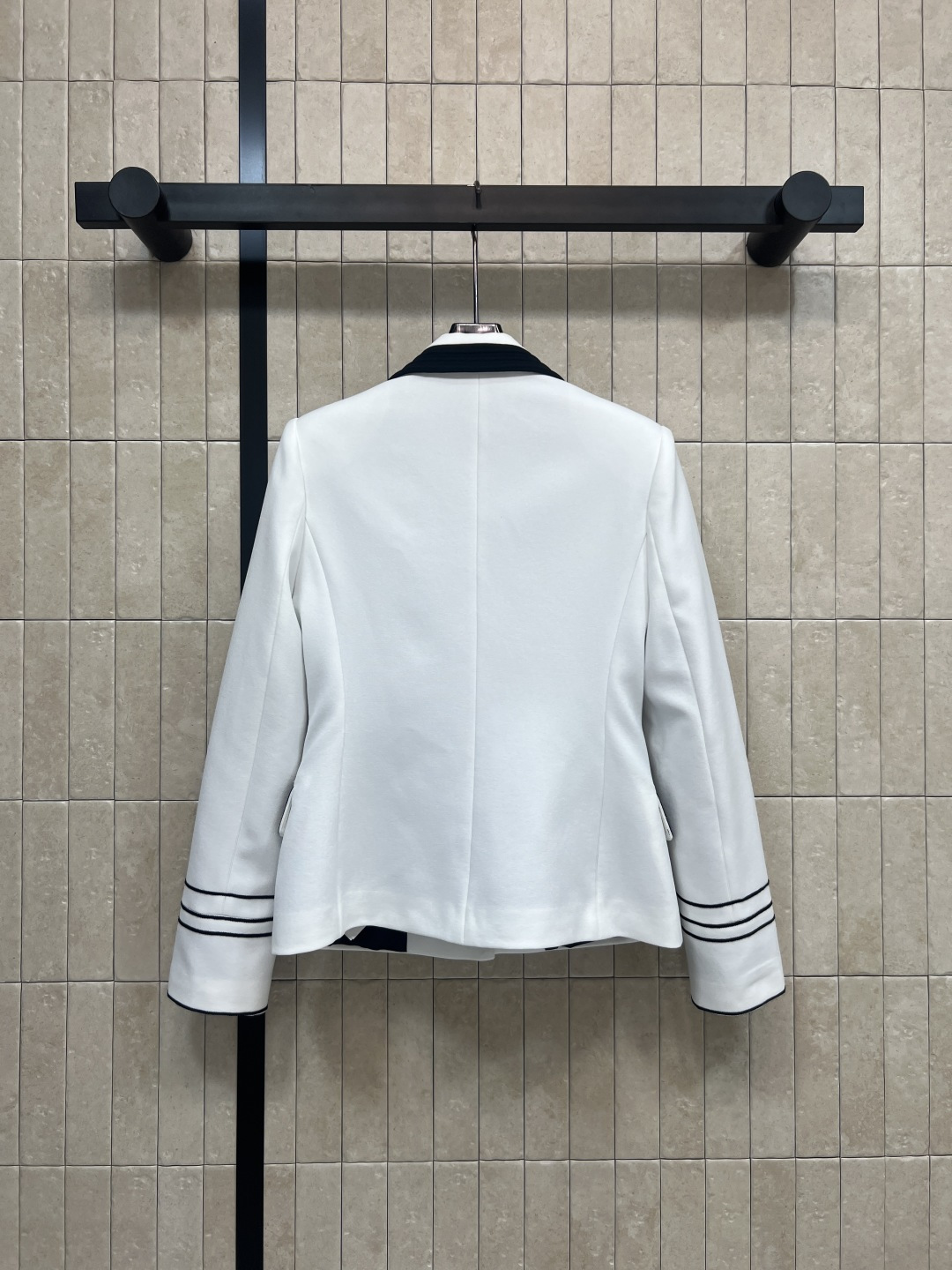 D家 26早春新款 海军风白色西装外套 轻盈棉质面料 简约优雅 黑色滚边+刺绣细节超有法式复古感 两粒扣