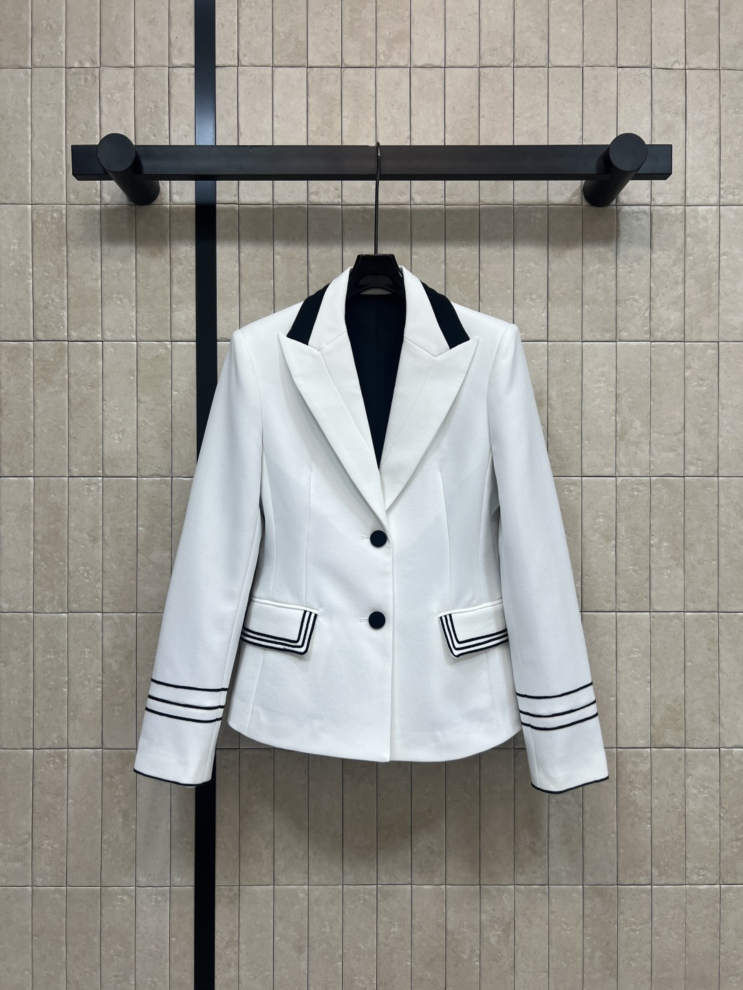 D家 26早春新款 海军风白色西装外套 轻盈棉质面料 简约优雅 黑色滚边+刺绣细节超有法式复古感 两粒扣