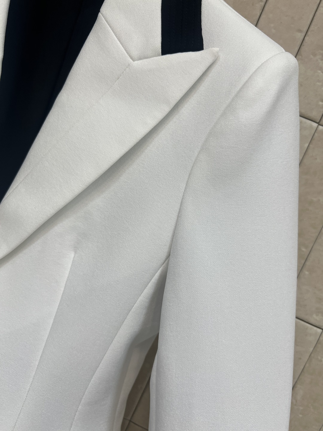 D家 26早春新款 海军风白色西装外套 轻盈棉质面料 简约优雅 黑色滚边+刺绣细节超有法式复古感 两粒扣