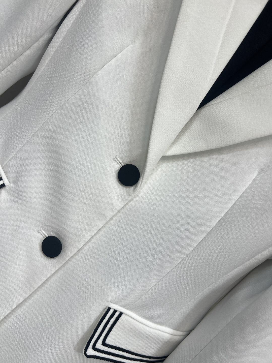 D家 26早春新款 海军风白色西装外套 轻盈棉质面料 简约优雅 黑色滚边+刺绣细节超有法式复古感 两粒扣