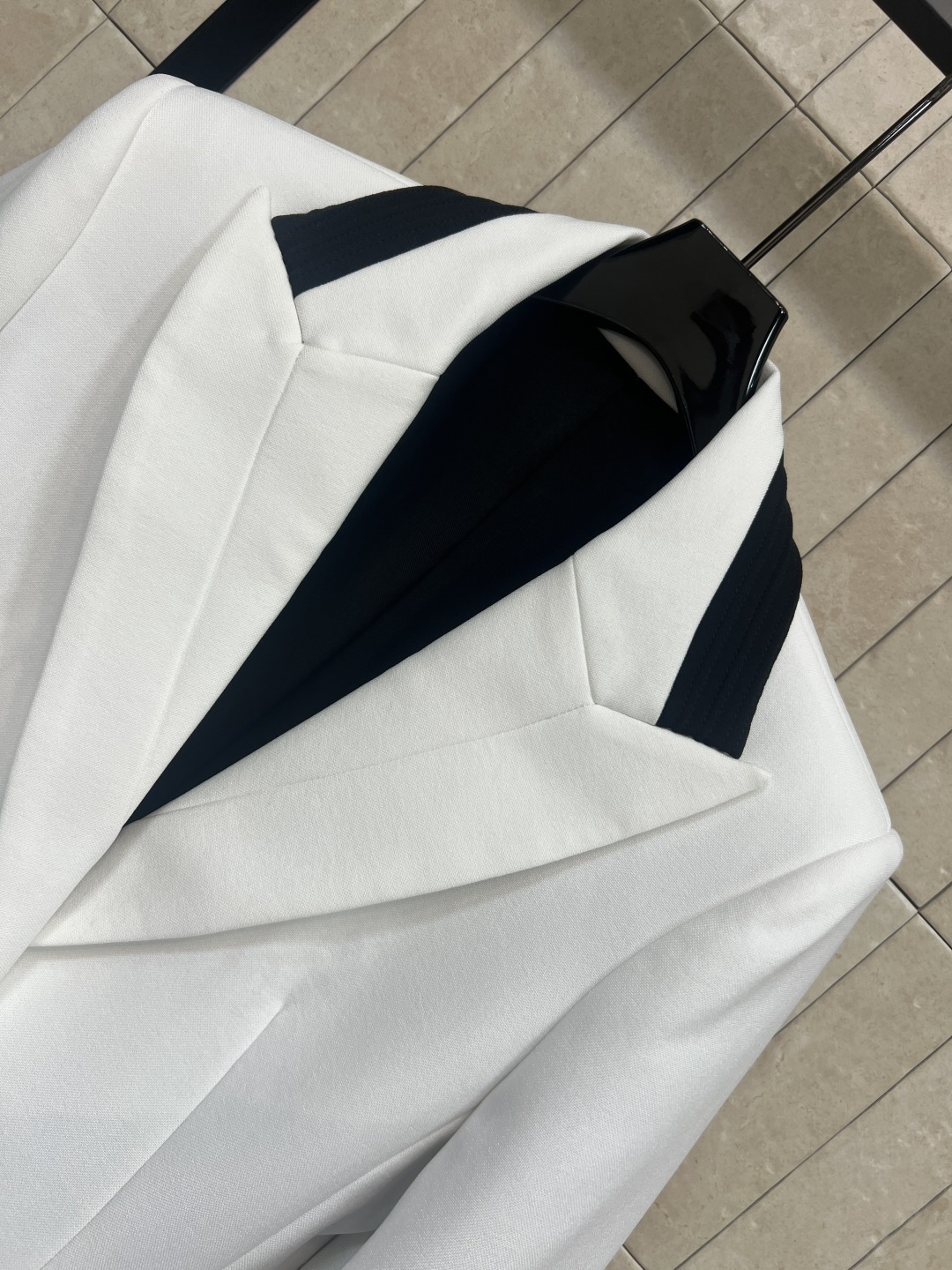 D家 26早春新款 海军风白色西装外套 轻盈棉质面料 简约优雅 黑色滚边+刺绣细节超有法式复古感 两粒扣