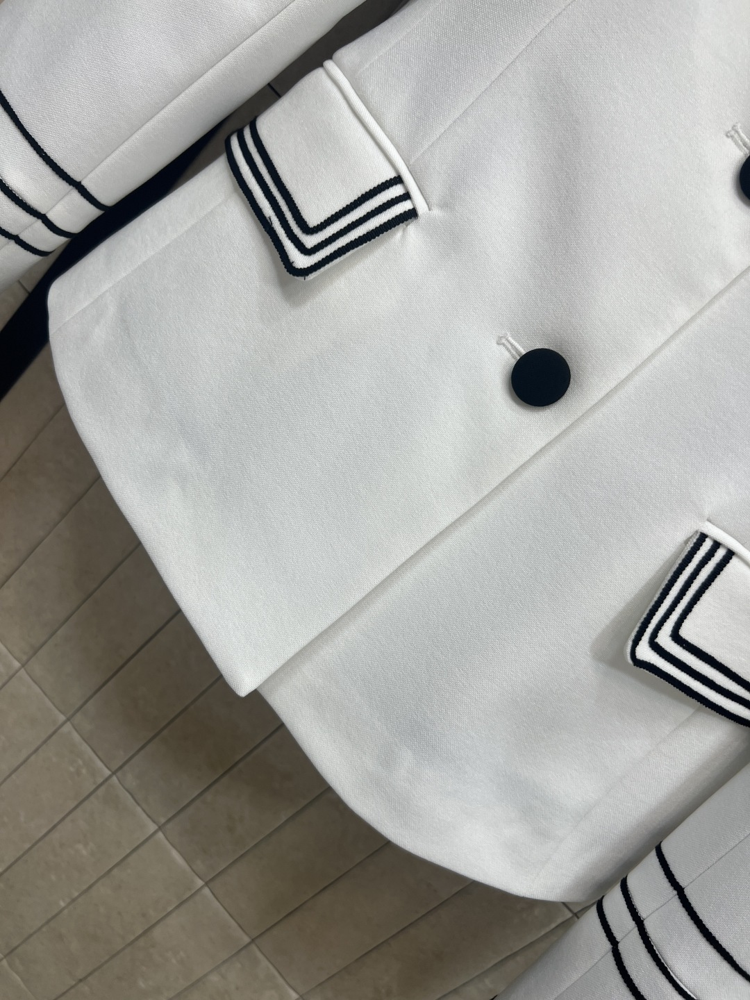 D家 26早春新款 海军风白色西装外套 轻盈棉质面料 简约优雅 黑色滚边+刺绣细节超有法式复古感 两粒扣