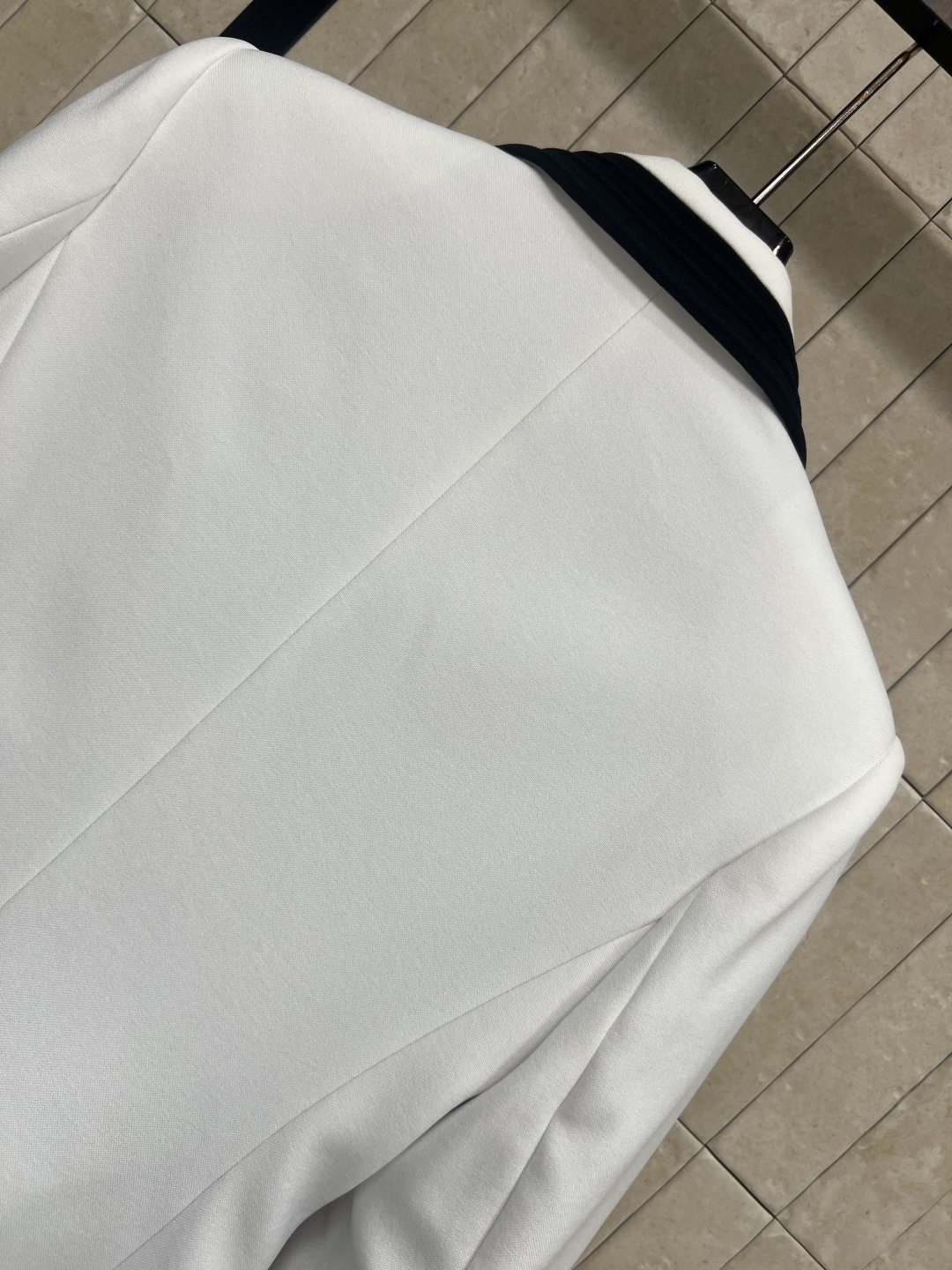 D家 26早春新款 海军风白色西装外套 轻盈棉质面料 简约优雅 黑色滚边+刺绣细节超有法式复古感 两粒扣