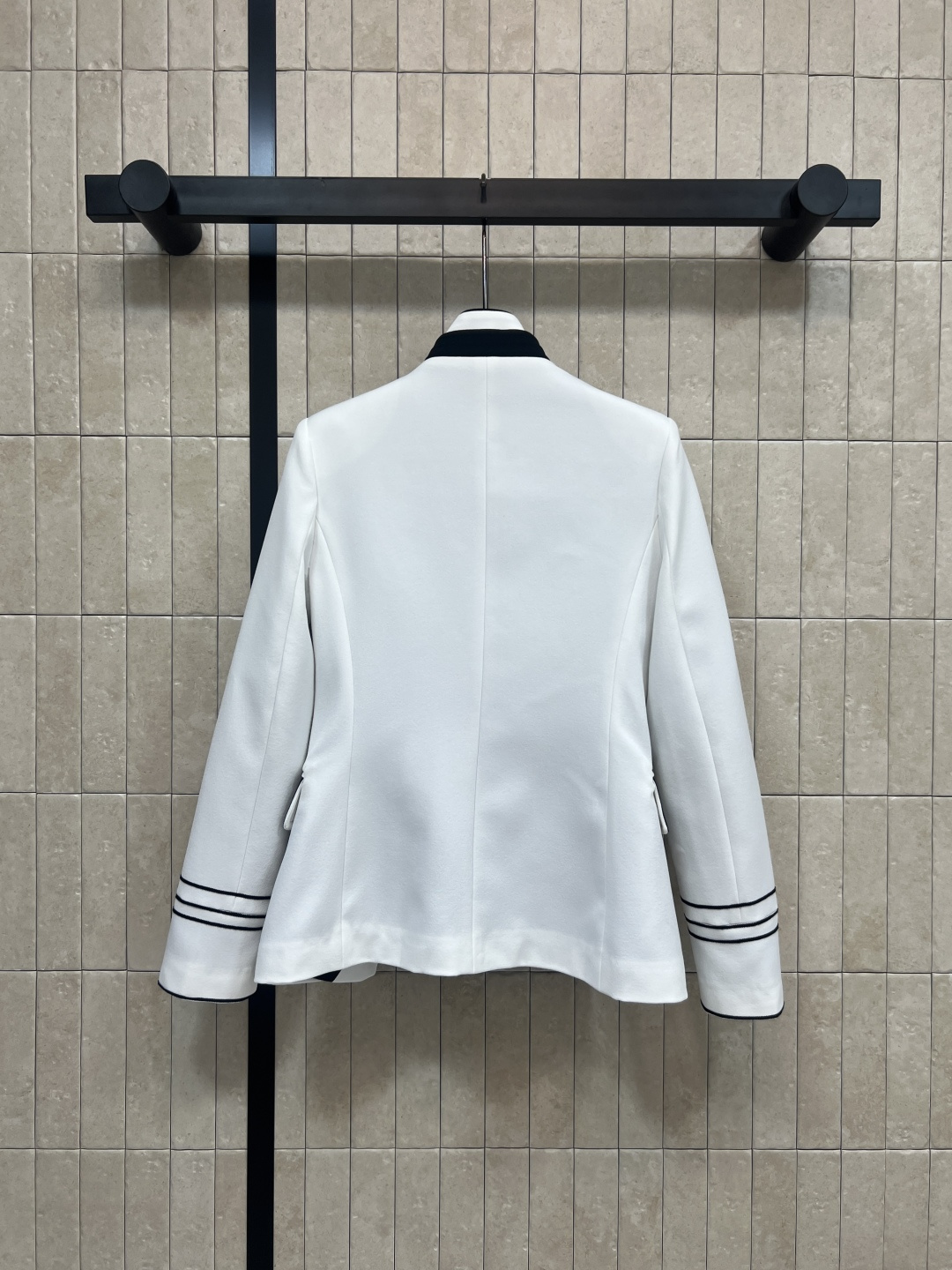 D家26早春新款 刺绣束身西装外套 刺绣束身假两件修身设计 高品质面料 剪裁利落 刺绣小蜜蜂立领+黑色纽