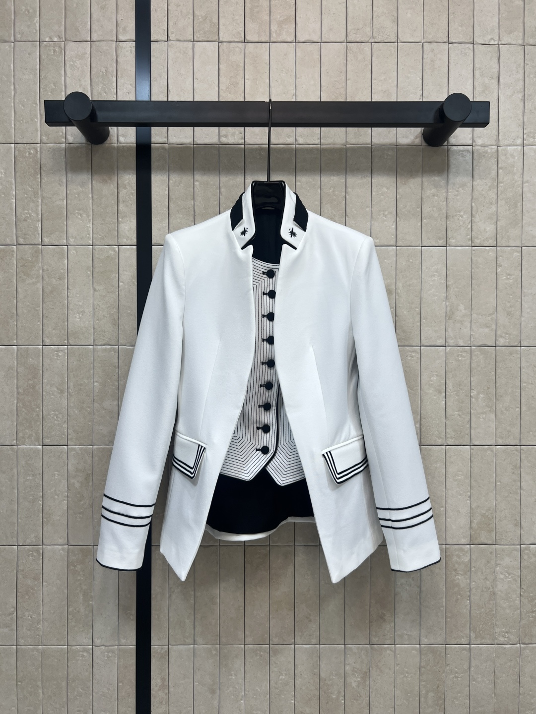 D家26早春新款 刺绣束身西装外套 刺绣束身假两件修身设计 高品质面料 剪裁利落 刺绣小蜜蜂立领+黑色纽