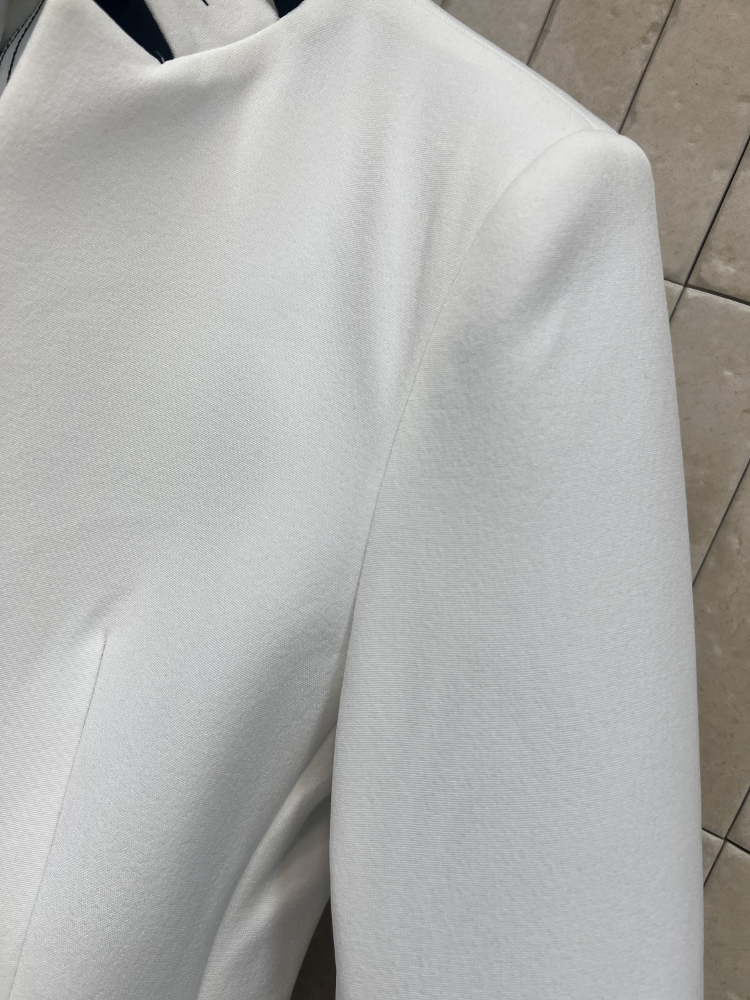 D家26早春新款 刺绣束身西装外套 刺绣束身假两件修身设计 高品质面料 剪裁利落 刺绣小蜜蜂立领+黑色纽