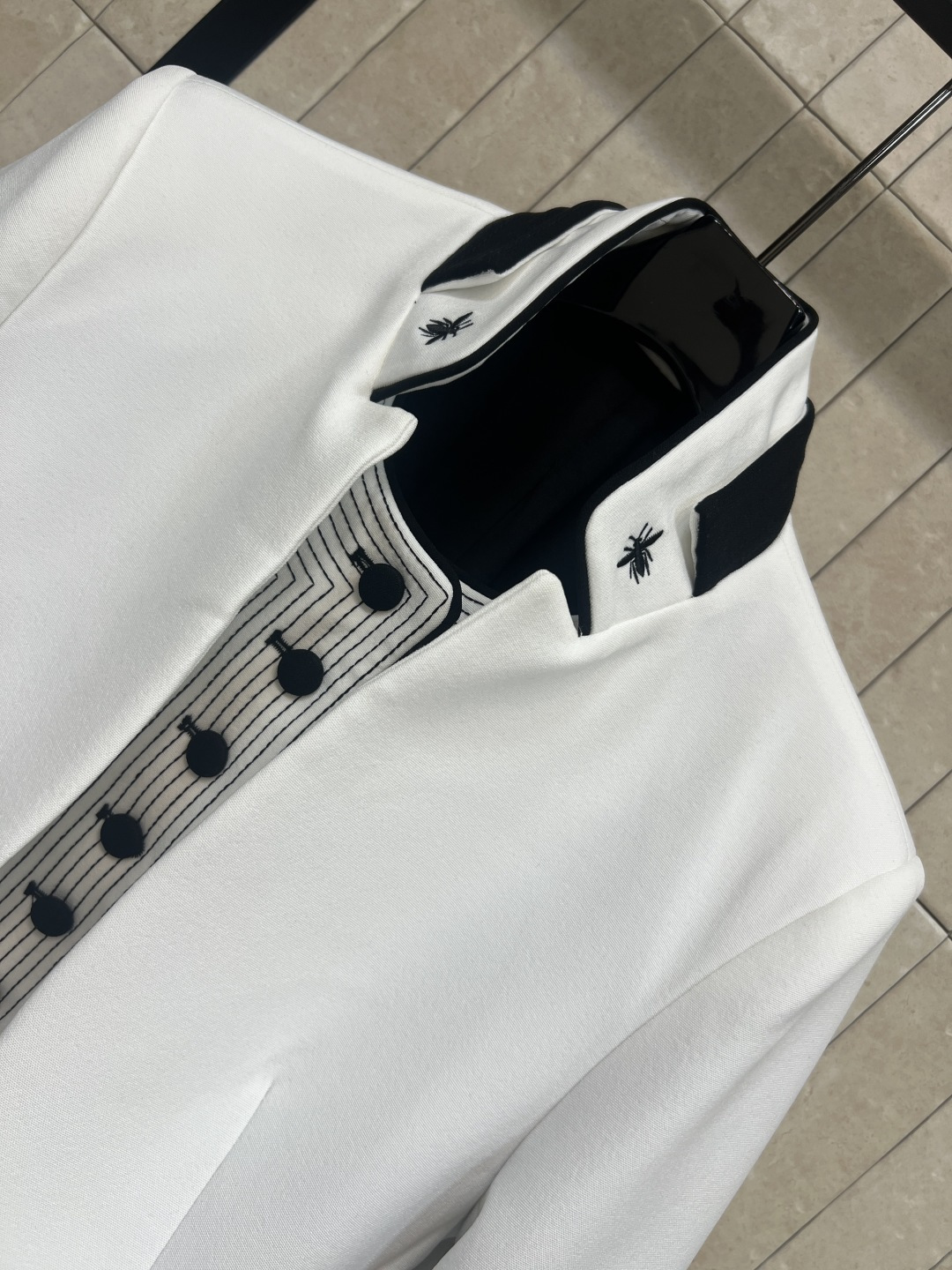 D家26早春新款 刺绣束身西装外套 刺绣束身假两件修身设计 高品质面料 剪裁利落 刺绣小蜜蜂立领+黑色纽