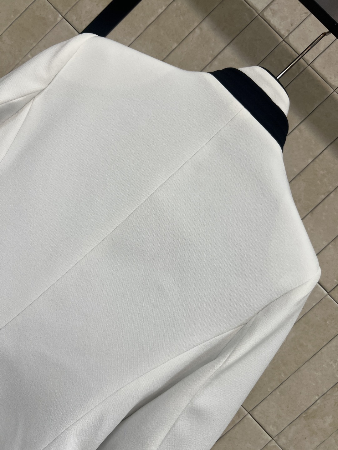 D家26早春新款 刺绣束身西装外套 刺绣束身假两件修身设计 高品质面料 剪裁利落 刺绣小蜜蜂立领+黑色纽