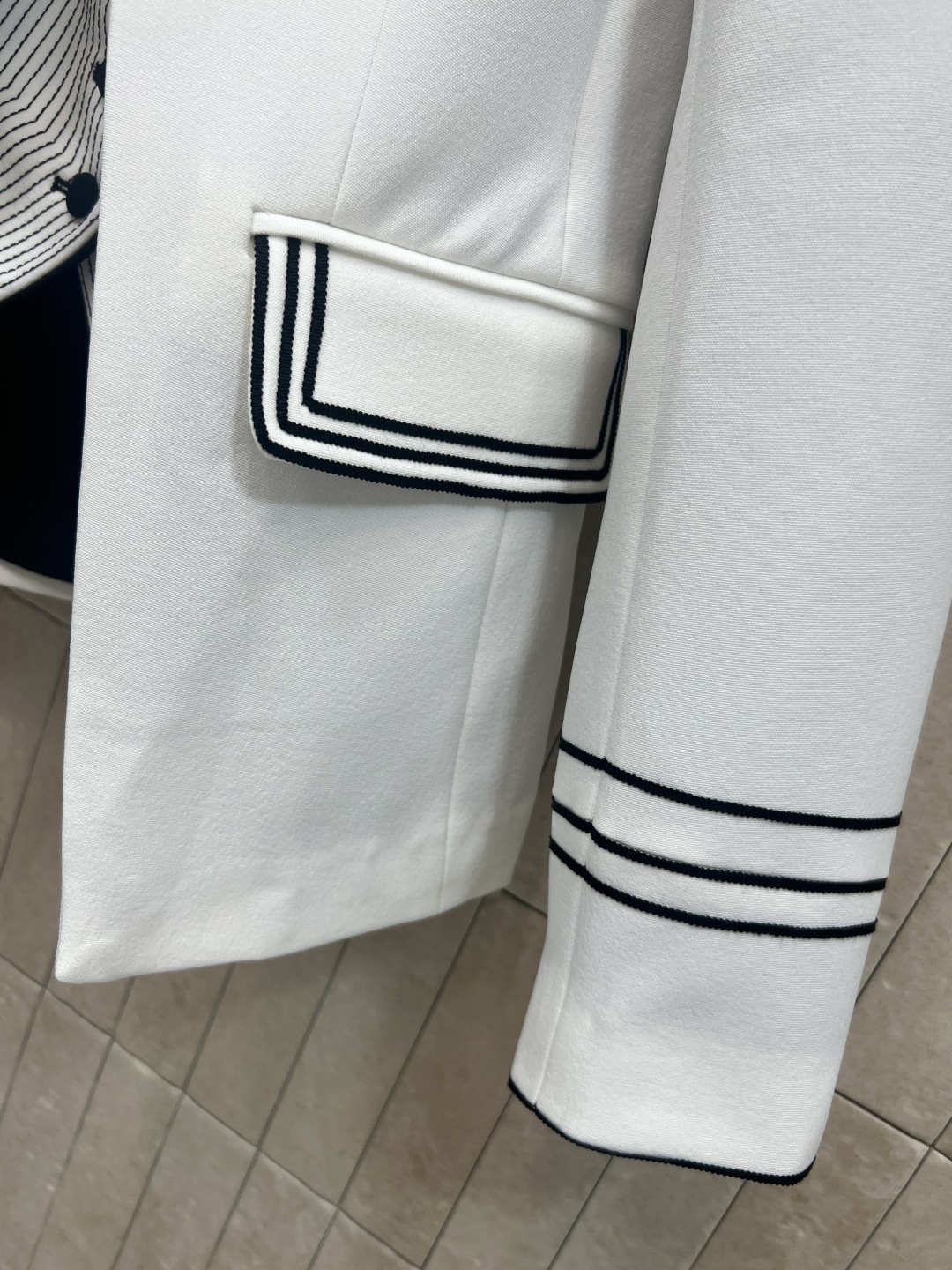 D家26早春新款 刺绣束身西装外套 刺绣束身假两件修身设计 高品质面料 剪裁利落 刺绣小蜜蜂立领+黑色纽