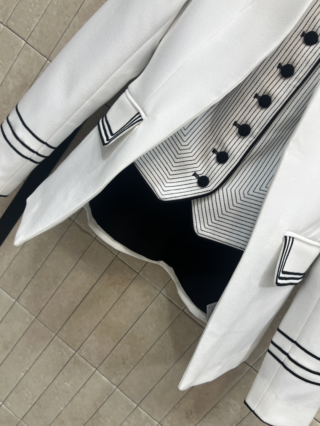 D家26早春新款 刺绣束身西装外套 刺绣束身假两件修身设计 高品质面料 剪裁利落 刺绣小蜜蜂立领+黑色纽