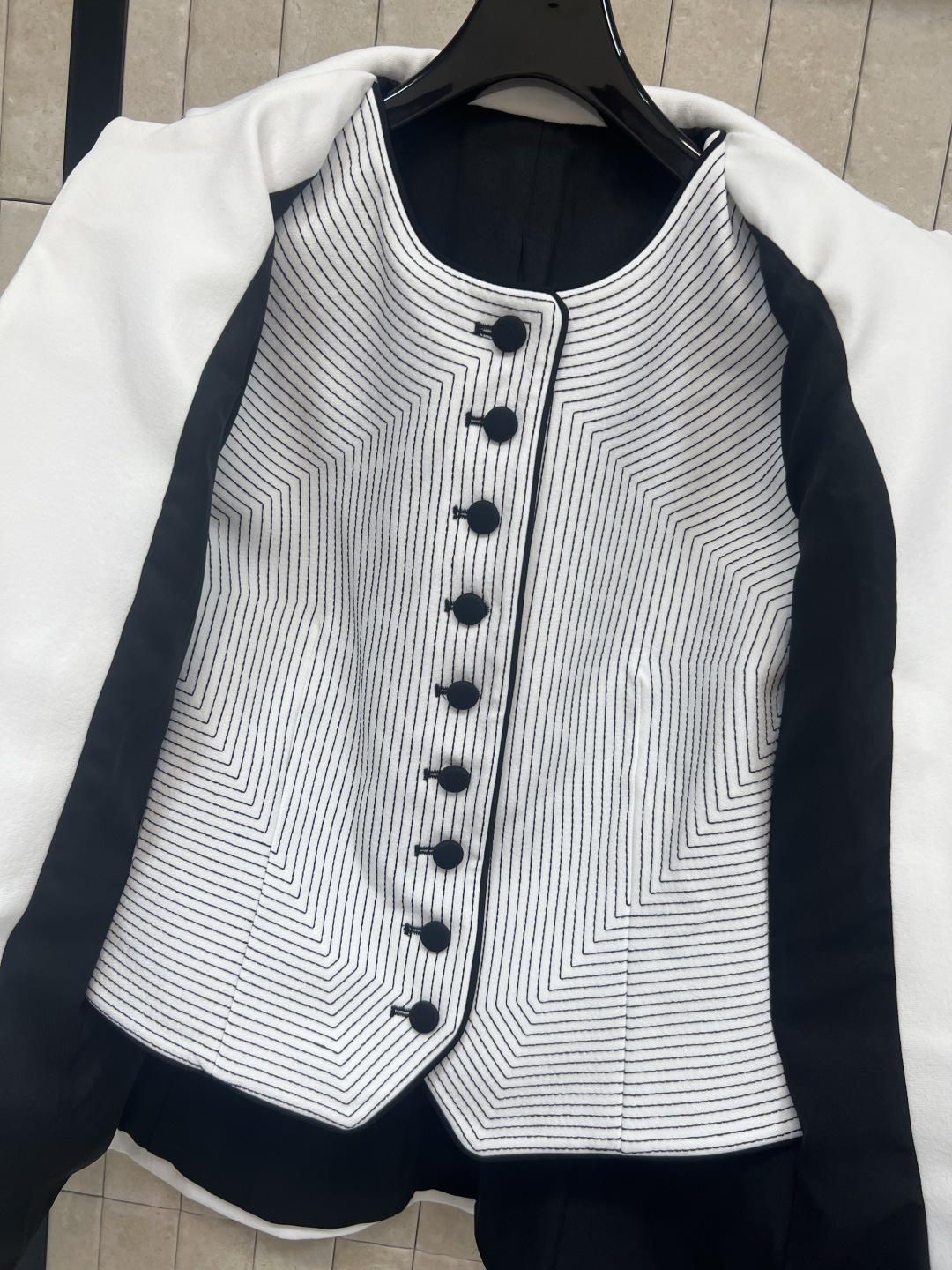 D家26早春新款 刺绣束身西装外套 刺绣束身假两件修身设计 高品质面料 剪裁利落 刺绣小蜜蜂立领+黑色纽