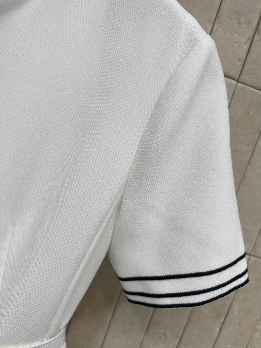 D家 26早春新款 海军风短袖连衣裙 经典海军风设计 白色主色+黑色线条 立领和袖口点缀海军元素 优雅又