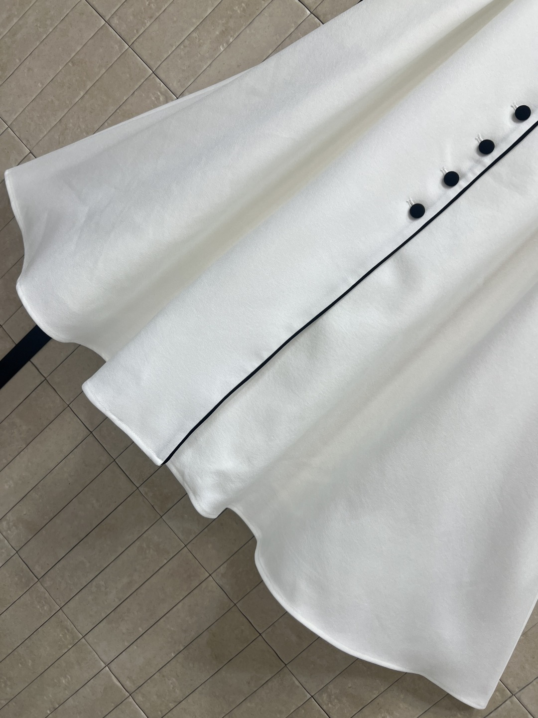 D家 26早春新款 海军风短袖连衣裙 经典海军风设计 白色主色+黑色线条 立领和袖口点缀海军元素 优雅又