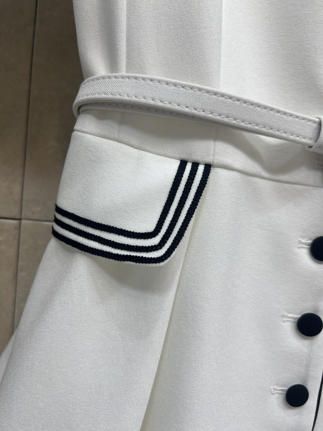 D家 26早春新款 海军风短袖连衣裙 经典海军风设计 白色主色+黑色线条 立领和袖口点缀海军元素 优雅又