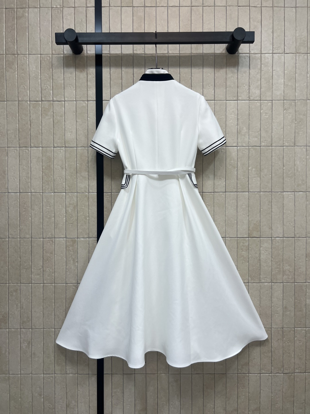 D家 26早春新款 海军风短袖连衣裙 经典海军风设计 白色主色+黑色线条 立领和袖口点缀海军元素 优雅又