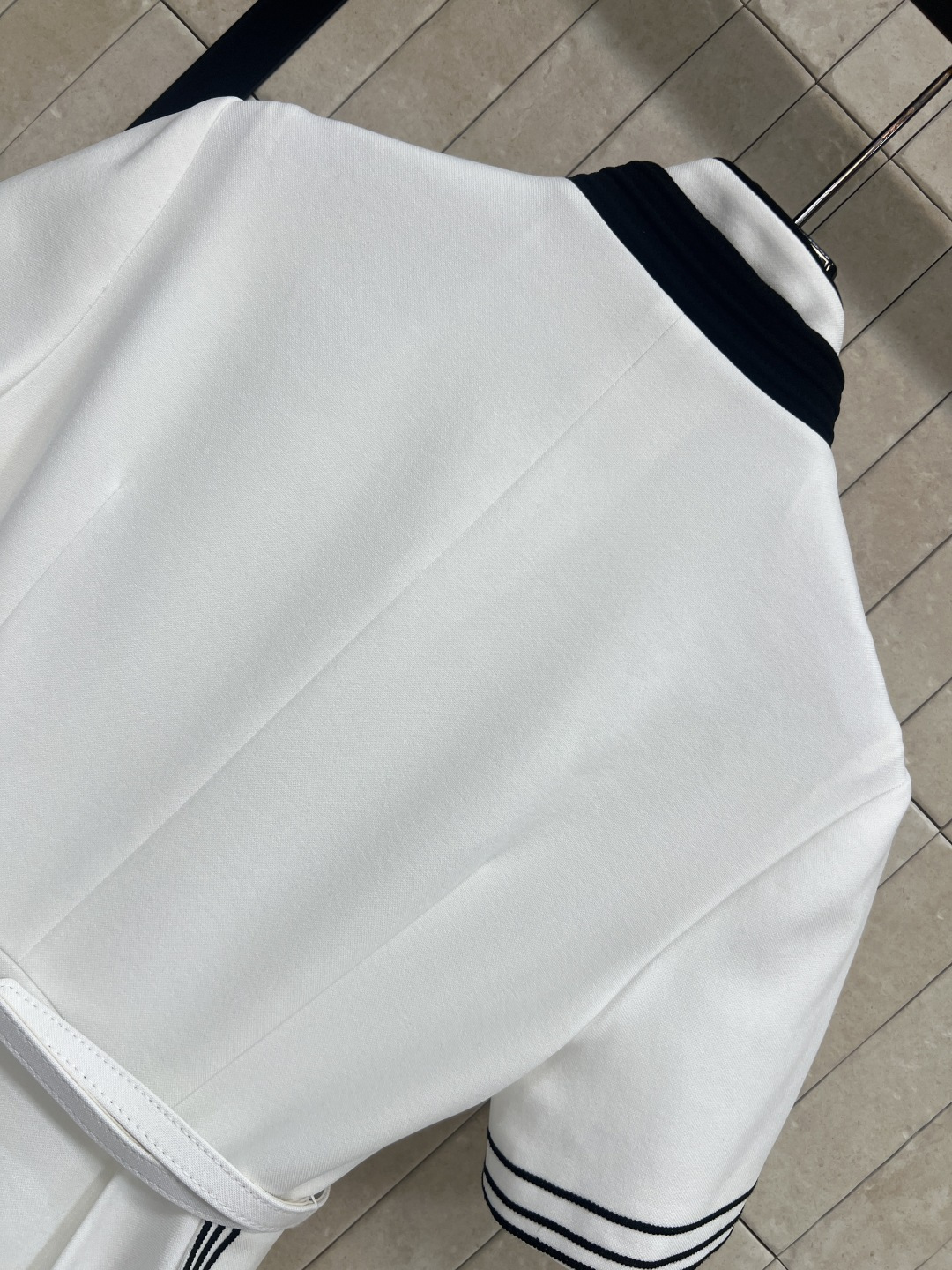 D家 26早春新款 海军风短袖连衣裙 经典海军风设计 白色主色+黑色线条 立领和袖口点缀海军元素 优雅又