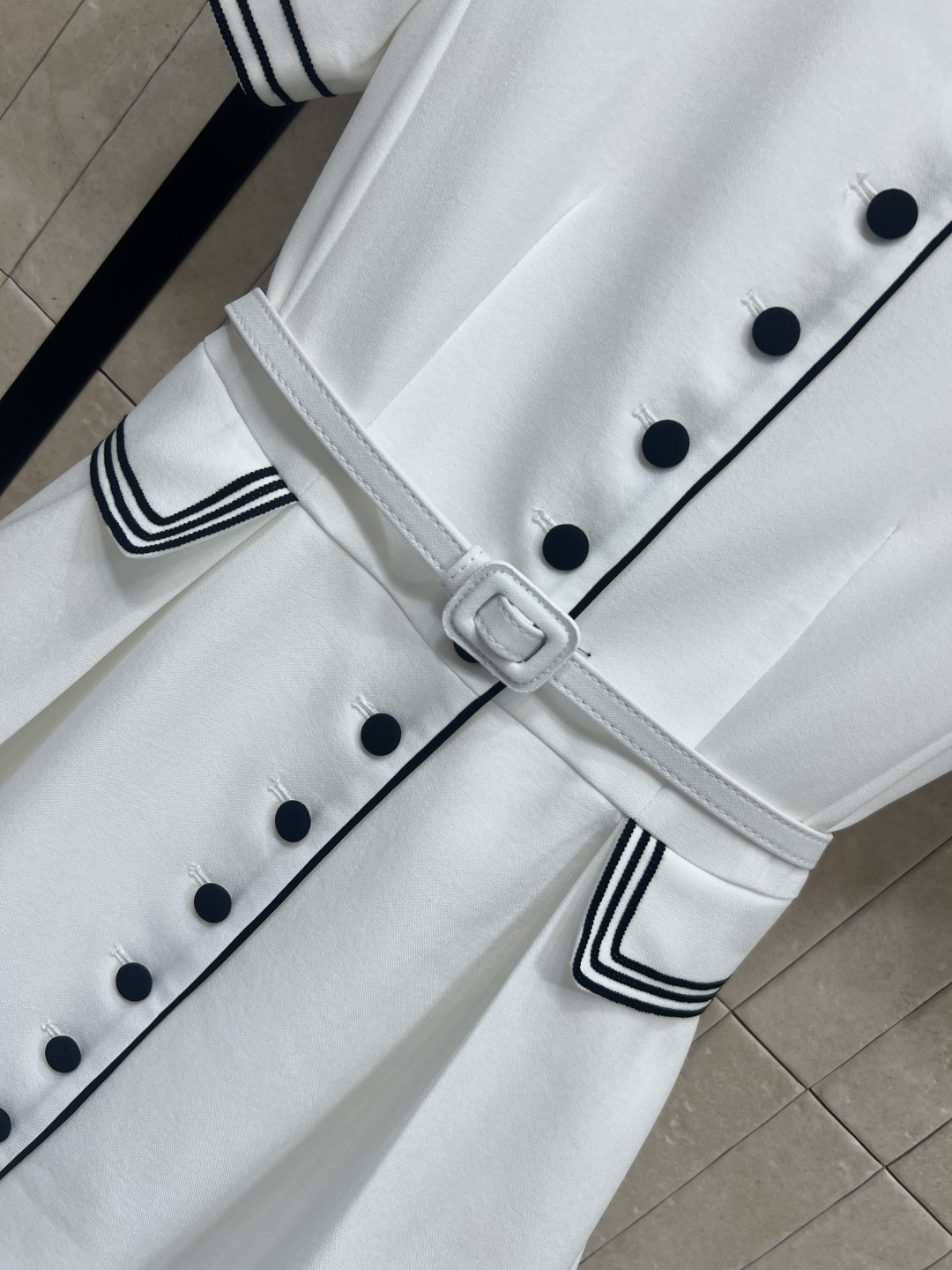 D家 26早春新款 海军风短袖连衣裙 经典海军风设计 白色主色+黑色线条 立领和袖口点缀海军元素 优雅又