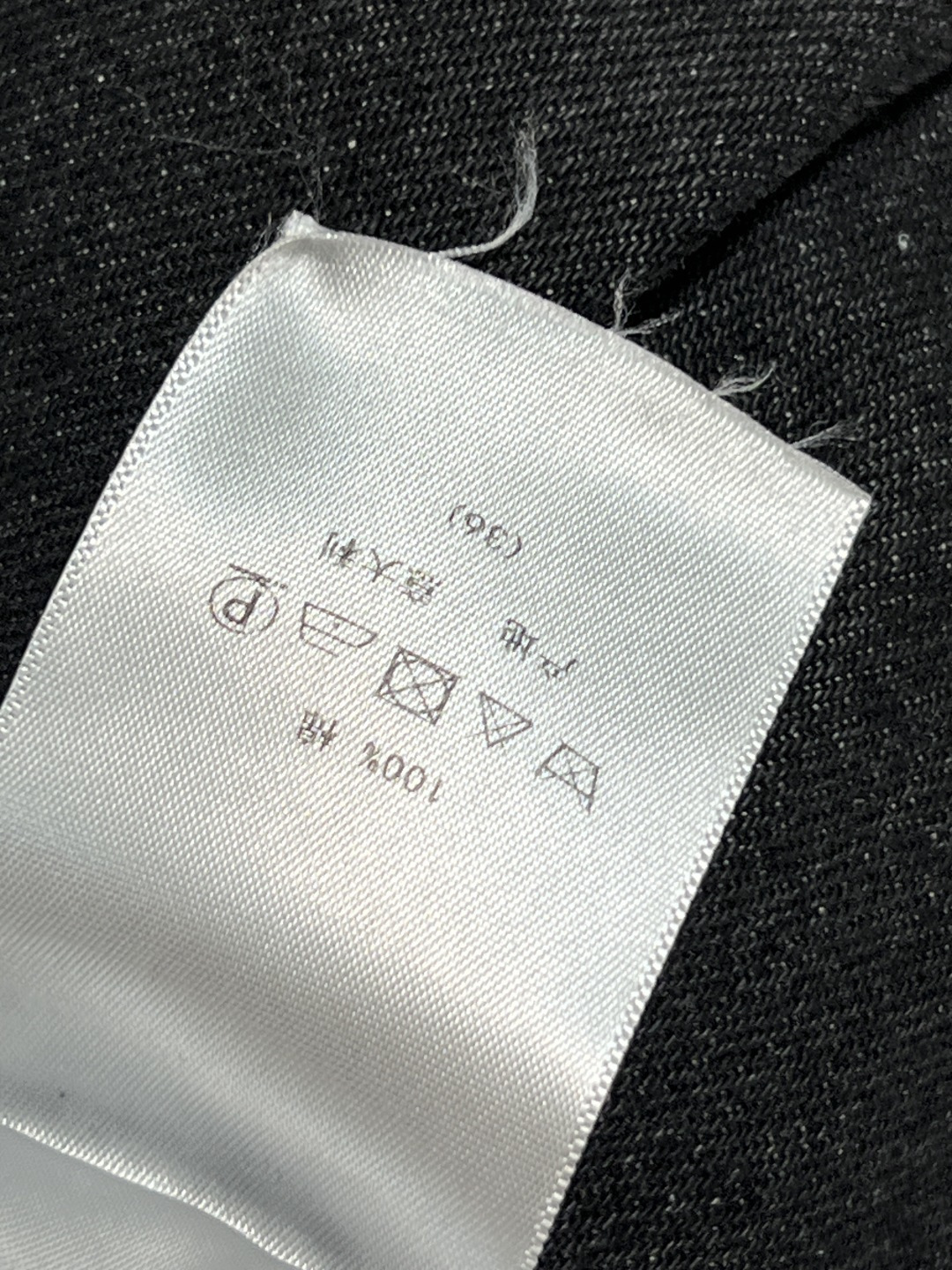 D家 25秋冬新款 牛仔半身裙 质感面料都很赞 高腰A字剪裁超显腿长 两侧logo条纹点缀上身酷帅有型 