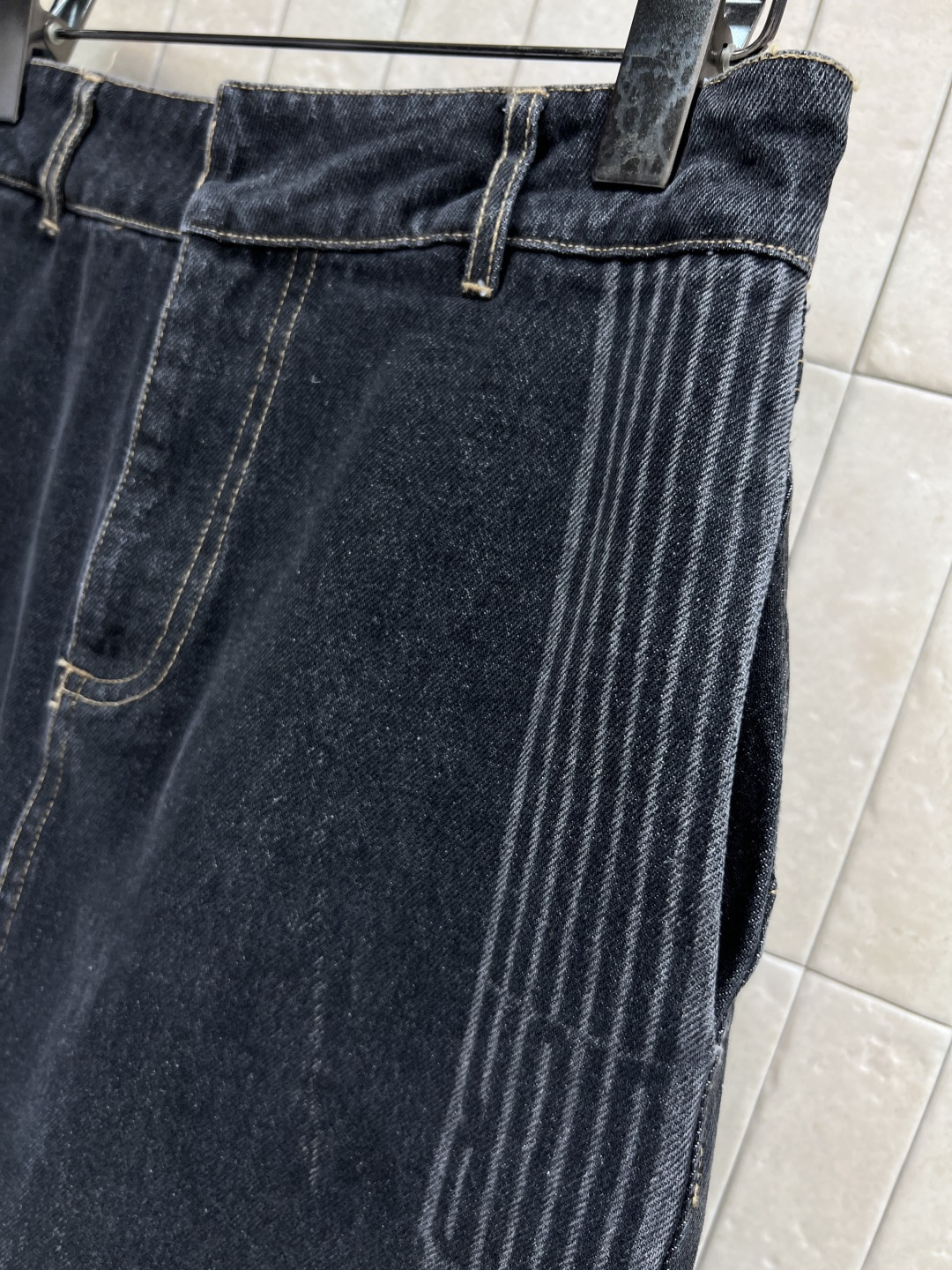 D家 25秋冬新款 牛仔半身裙 质感面料都很赞 高腰A字剪裁超显腿长 两侧logo条纹点缀上身酷帅有型 