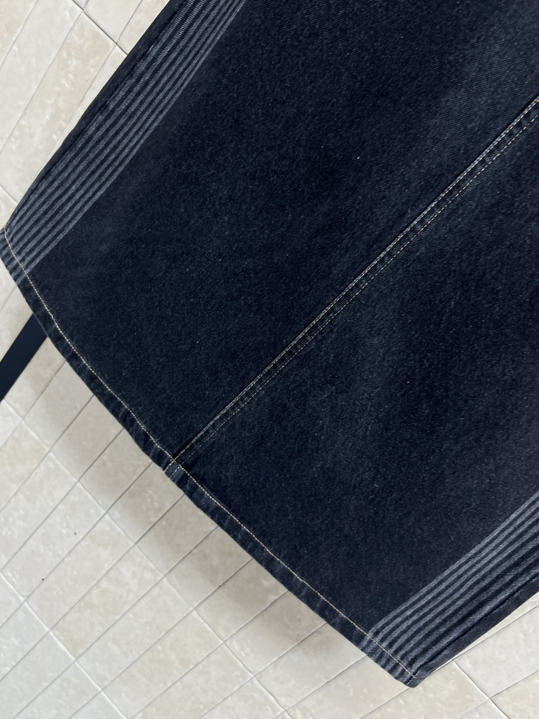 D家 25秋冬新款 牛仔半身裙 质感面料都很赞 高腰A字剪裁超显腿长 两侧logo条纹点缀上身酷帅有型 