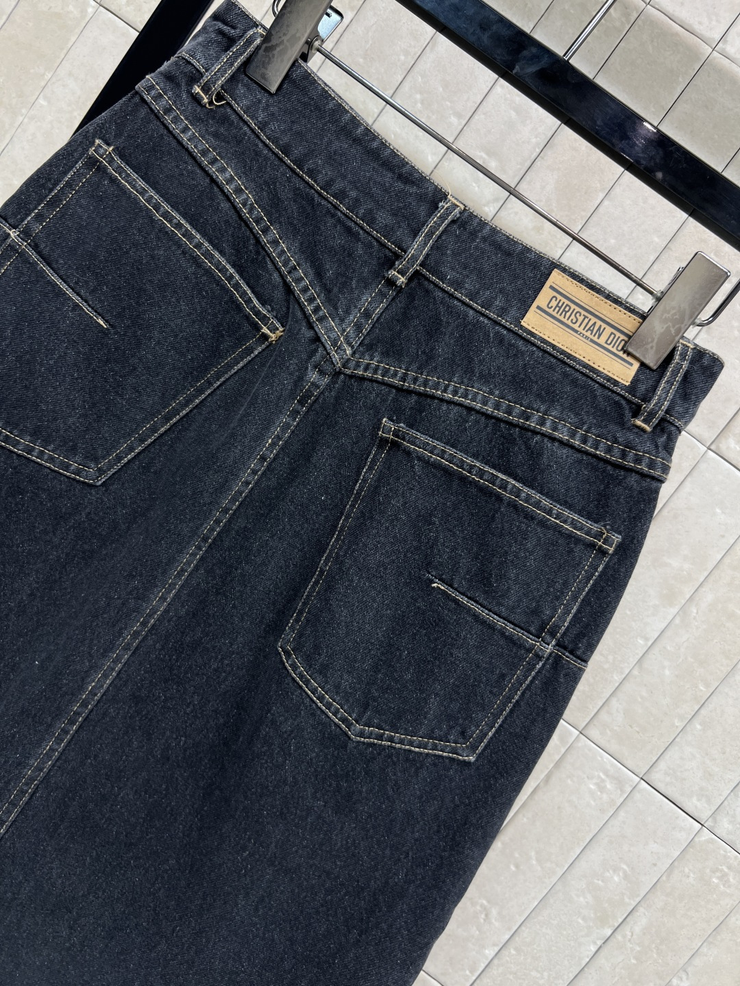 D家 25秋冬新款 牛仔半身裙 质感面料都很赞 高腰A字剪裁超显腿长 两侧logo条纹点缀上身酷帅有型 