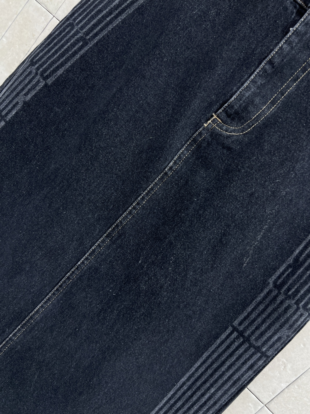 D家 25秋冬新款 牛仔半身裙 质感面料都很赞 高腰A字剪裁超显腿长 两侧logo条纹点缀上身酷帅有型 