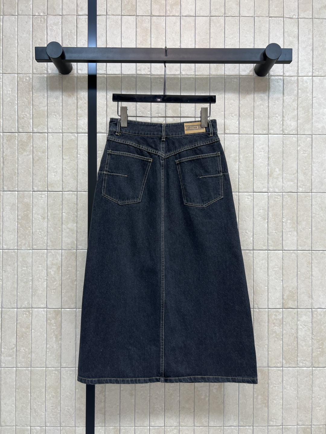 D家 25秋冬新款 牛仔半身裙 质感面料都很赞 高腰A字剪裁超显腿长 两侧logo条纹点缀上身酷帅有型 