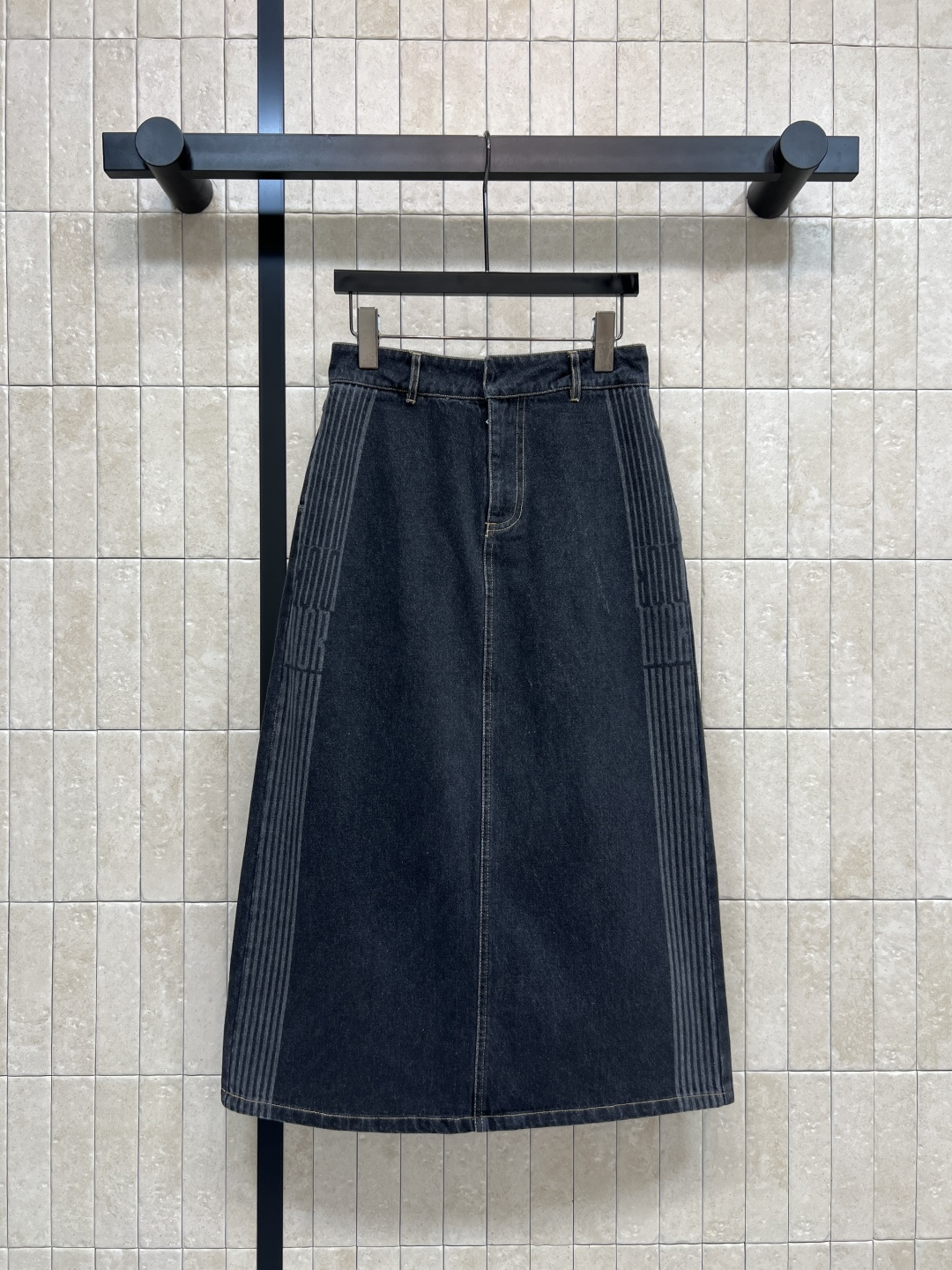 D家 25秋冬新款 牛仔半身裙 质感面料都很赞 高腰A字剪裁超显腿长 两侧logo条纹点缀上身酷帅有型 