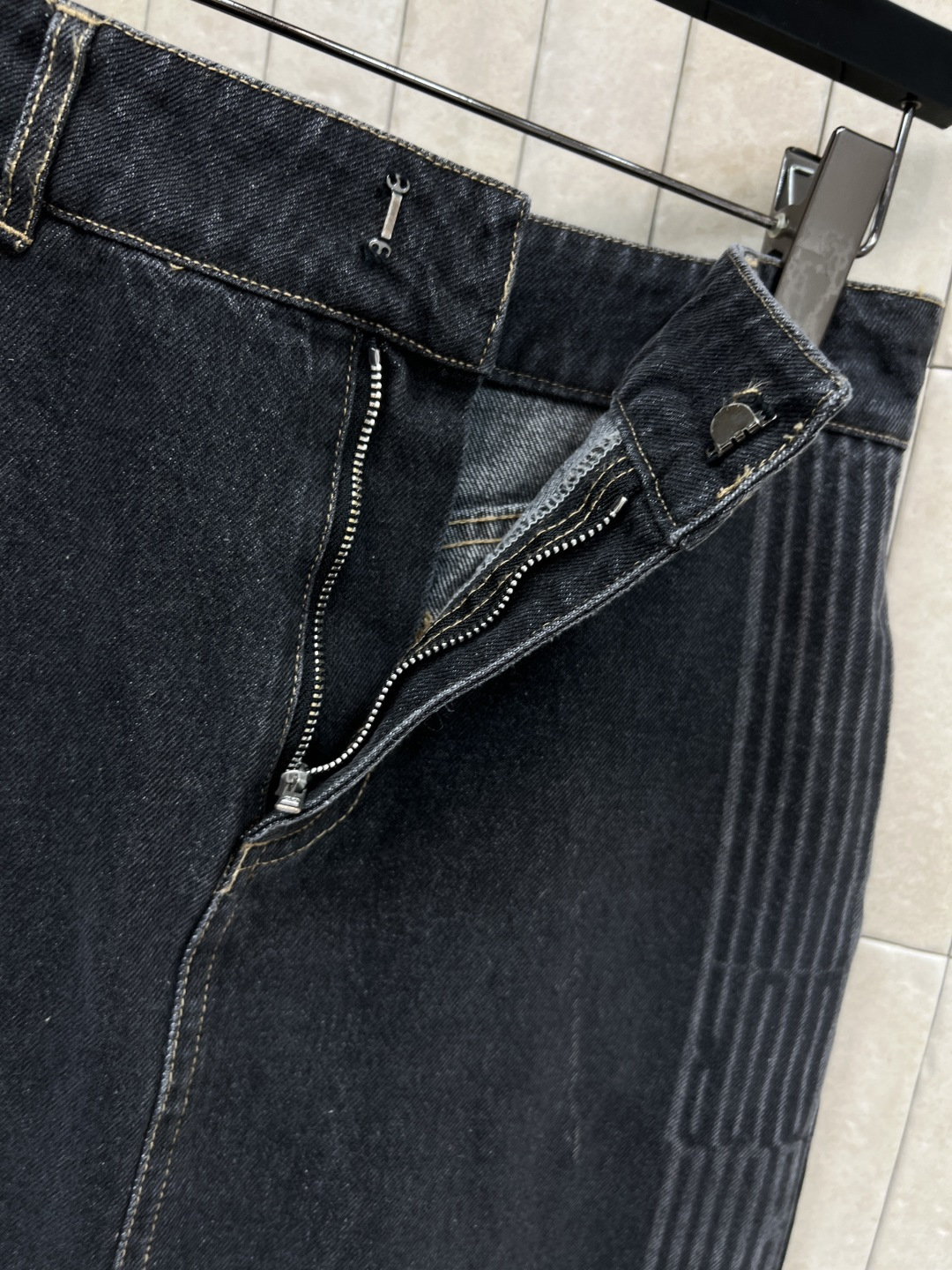 D家 25秋冬新款 牛仔半身裙 质感面料都很赞 高腰A字剪裁超显腿长 两侧logo条纹点缀上身酷帅有型 