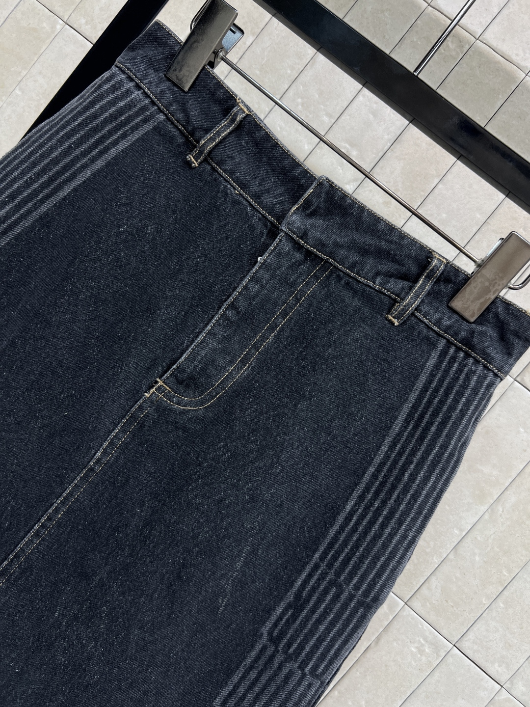 D家 25秋冬新款 牛仔半身裙 质感面料都很赞 高腰A字剪裁超显腿长 两侧logo条纹点缀上身酷帅有型 