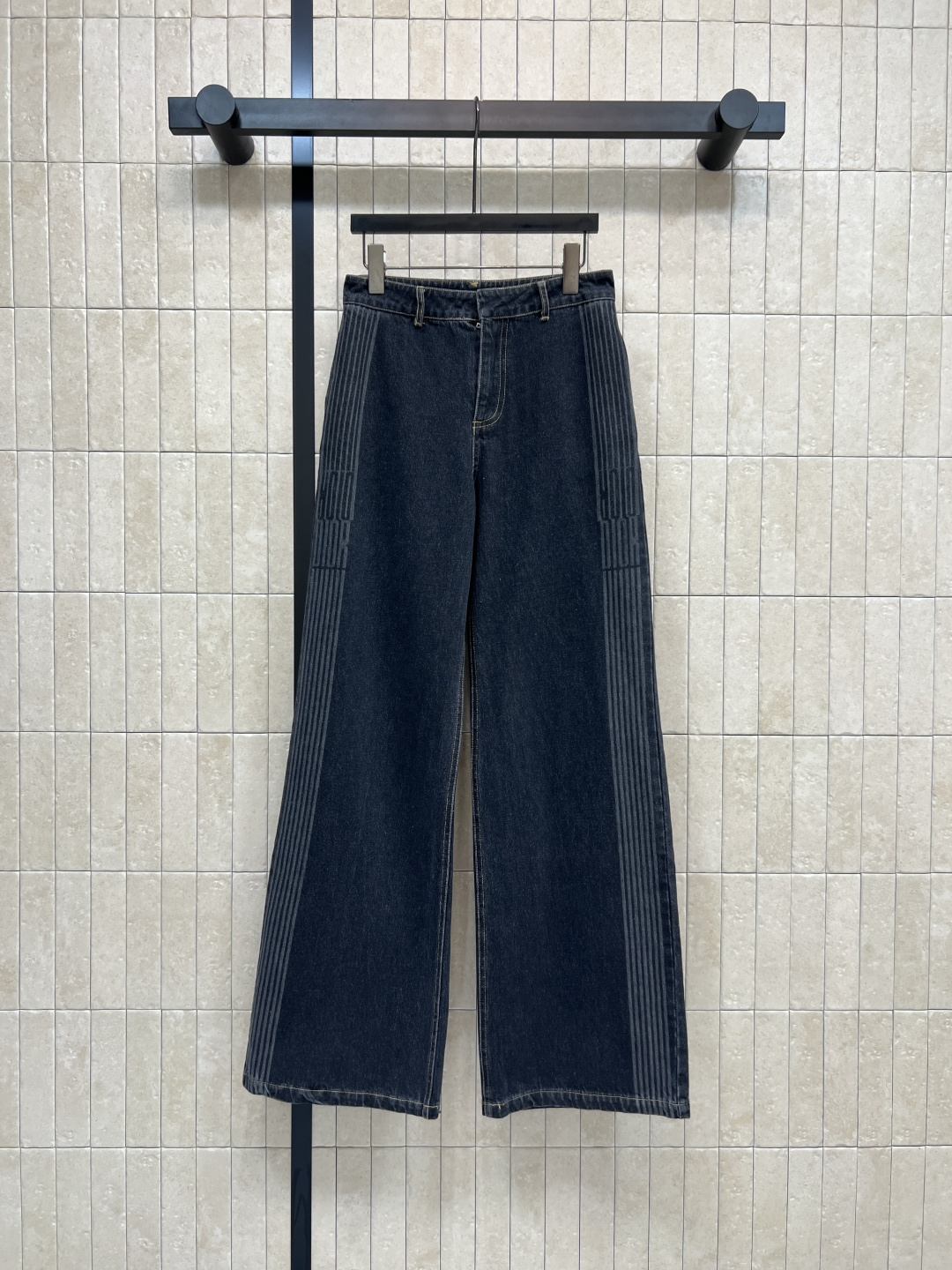 D家 25秋冬新款 高腰阔腿牛仔裤 选用进口棉牛仔面料 柔软透气 直筒阔腿设计修饰腿型 显瘦又舒适 侧边