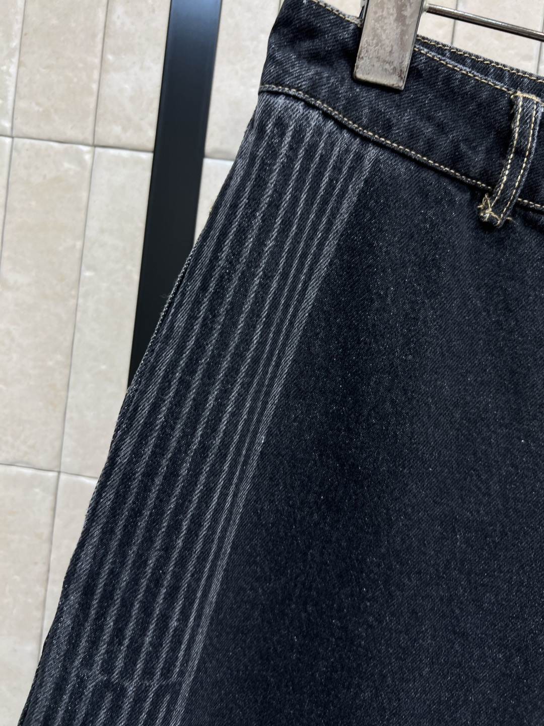 D家 25秋冬新款 高腰阔腿牛仔裤 选用进口棉牛仔面料 柔软透气 直筒阔腿设计修饰腿型 显瘦又舒适 侧边