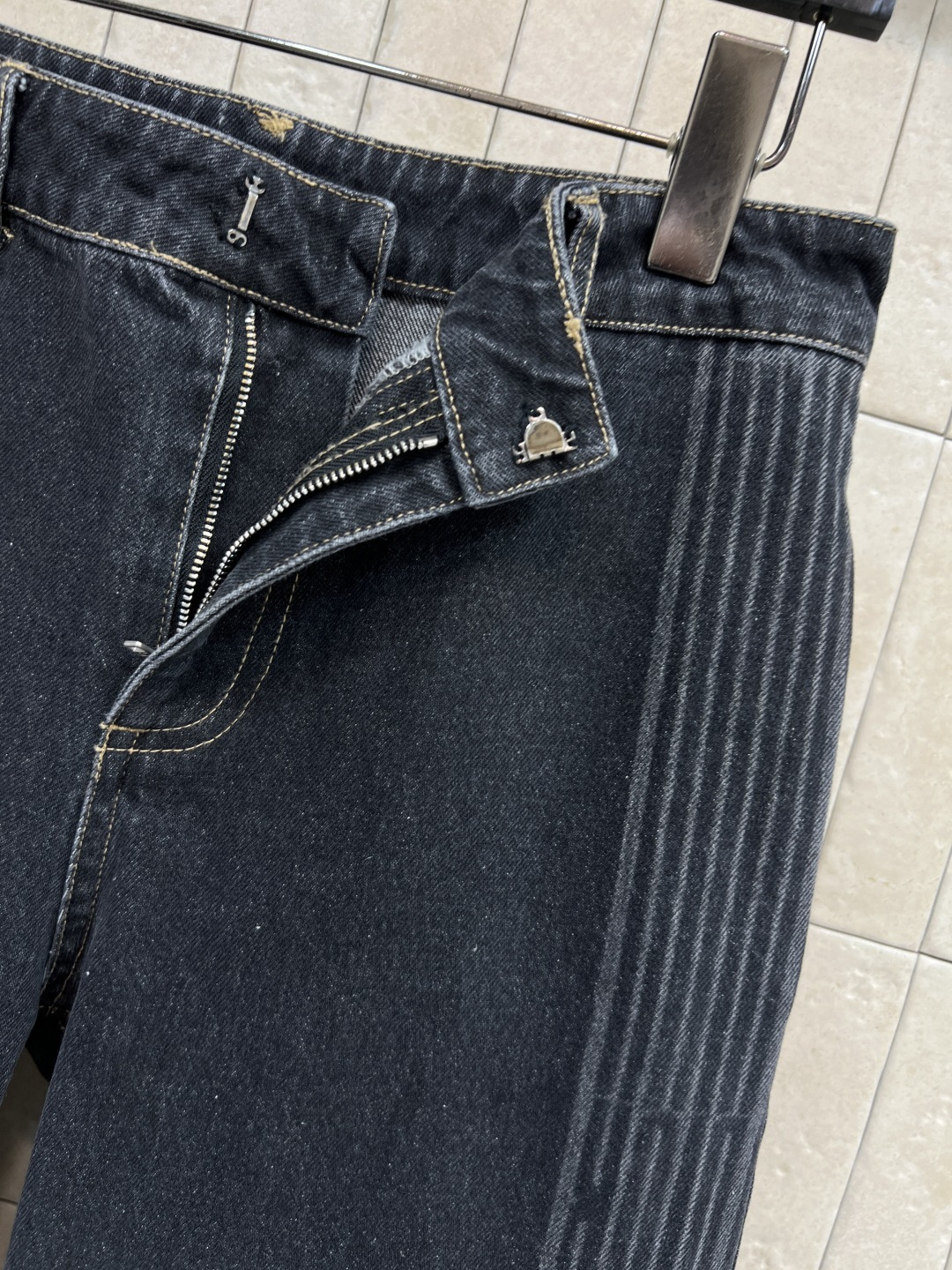 D家 25秋冬新款 高腰阔腿牛仔裤 选用进口棉牛仔面料 柔软透气 直筒阔腿设计修饰腿型 显瘦又舒适 侧边