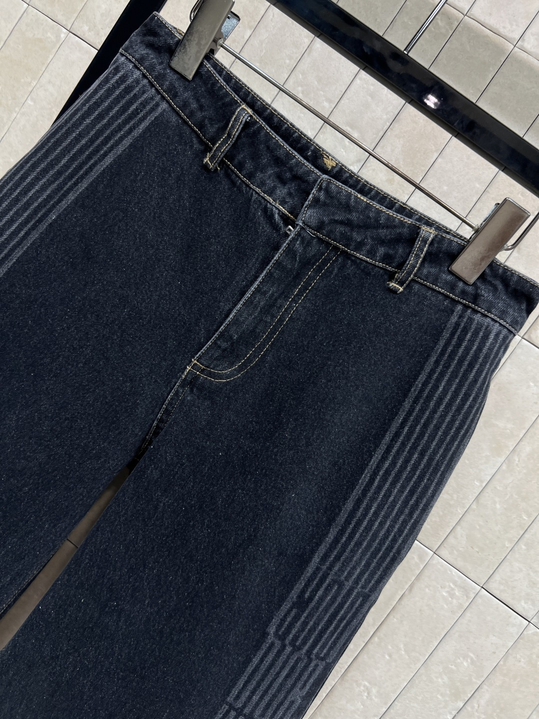 D家 25秋冬新款 高腰阔腿牛仔裤 选用进口棉牛仔面料 柔软透气 直筒阔腿设计修饰腿型 显瘦又舒适 侧边