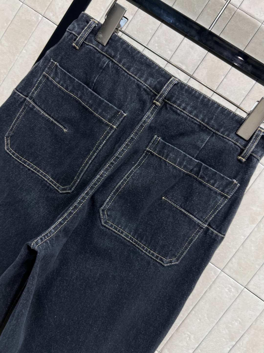 D家 25秋冬新款 高腰阔腿牛仔裤 选用进口棉牛仔面料 柔软透气 直筒阔腿设计修饰腿型 显瘦又舒适 侧边