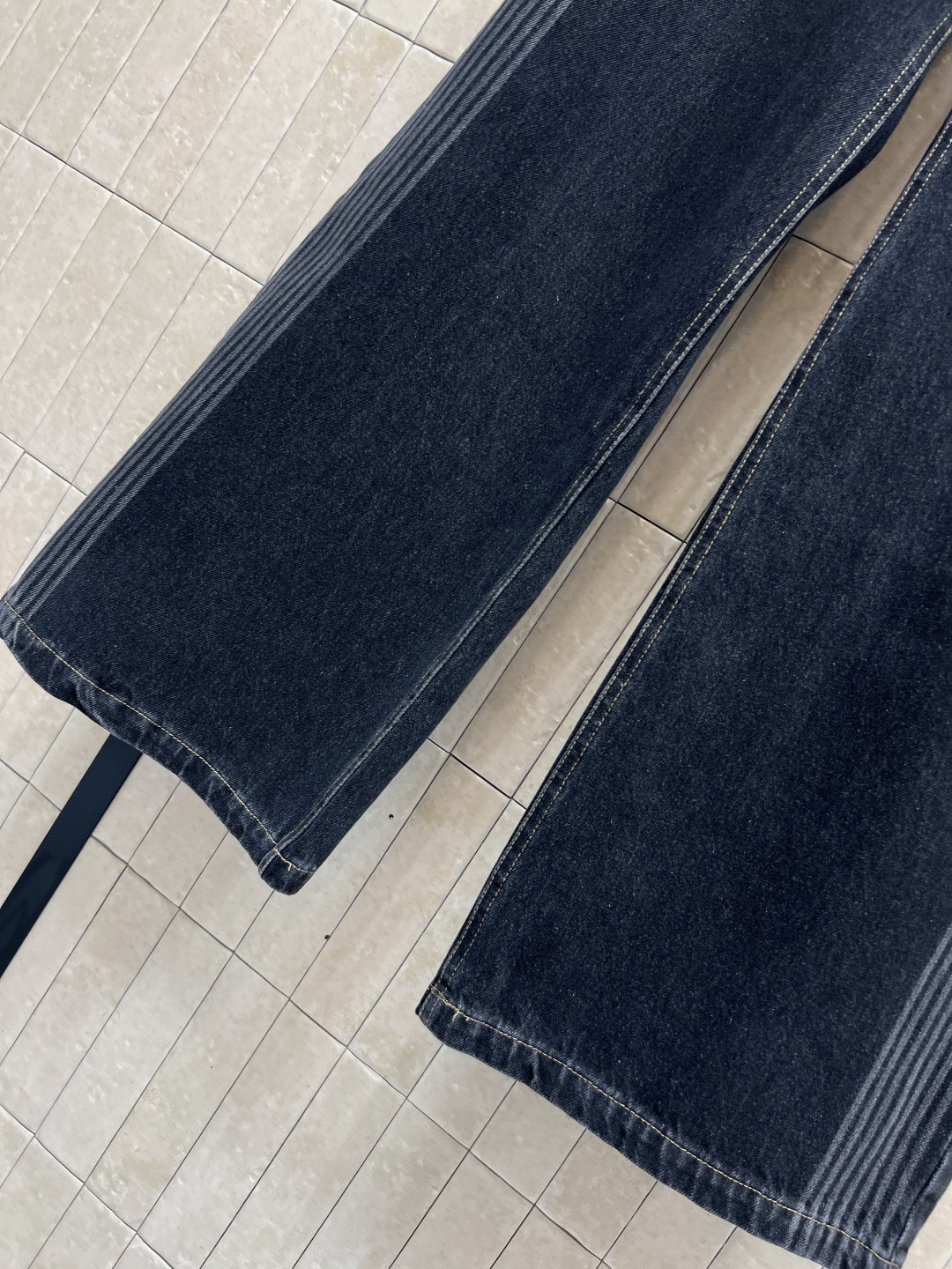 D家 25秋冬新款 高腰阔腿牛仔裤 选用进口棉牛仔面料 柔软透气 直筒阔腿设计修饰腿型 显瘦又舒适 侧边