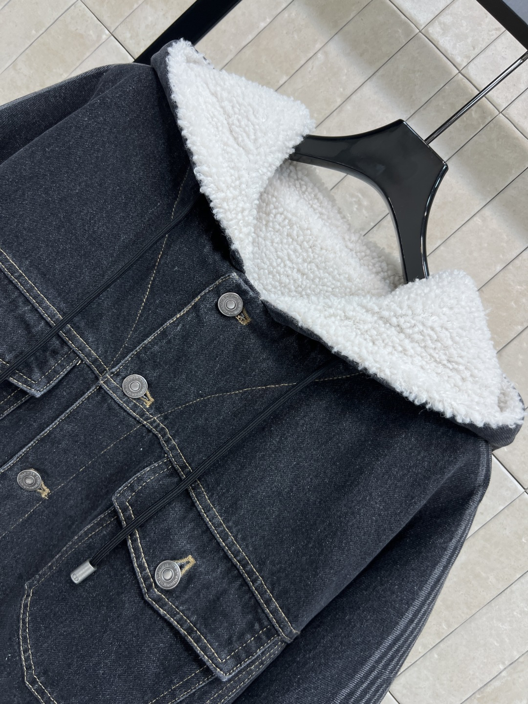 D家 25秋冬新款 羊羔绒牛仔外套 深色牛仔 +羊羔绒内衬保暖又有型！连帽设计超实用 定制logo金属纽