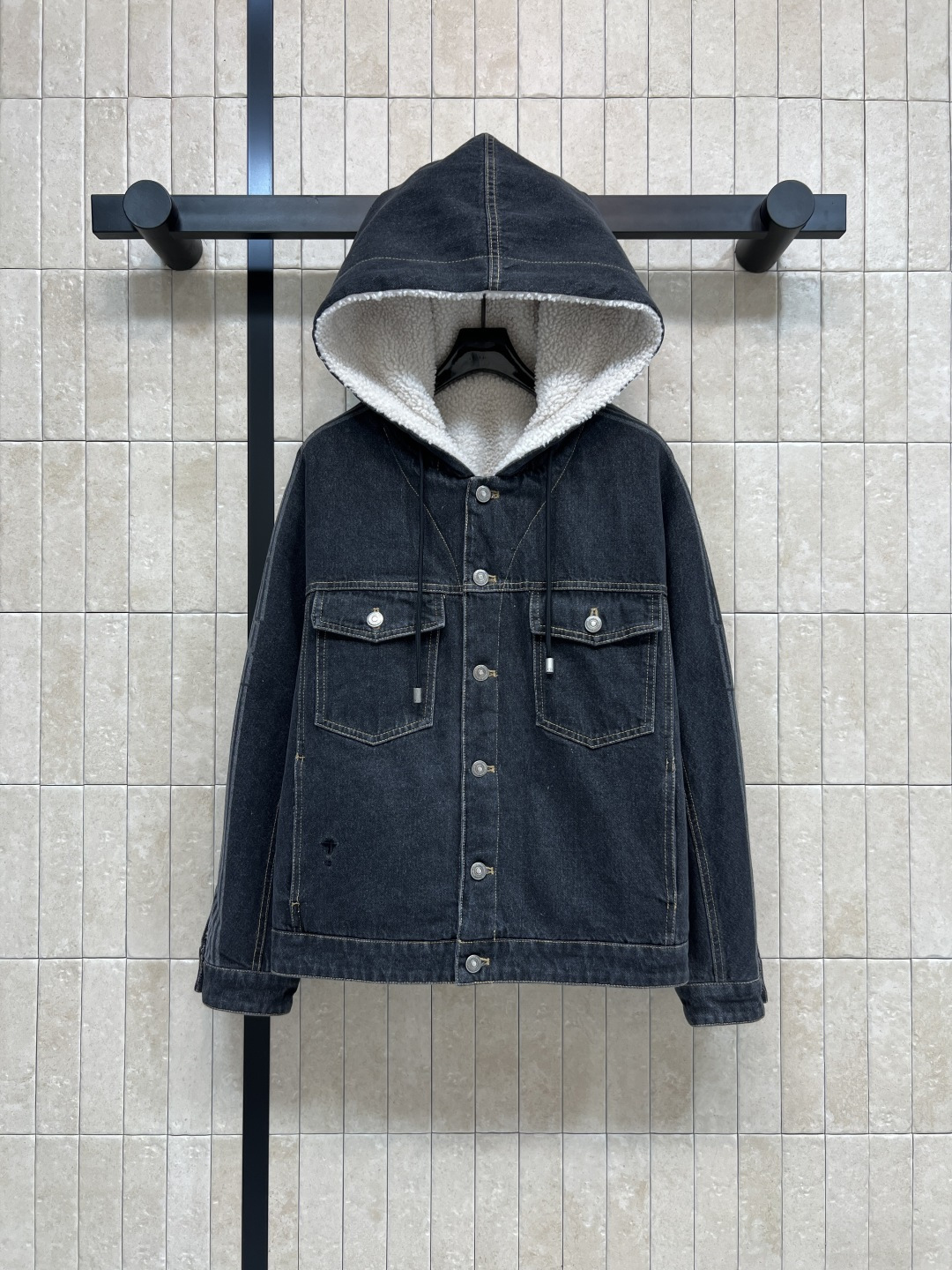 D家 25秋冬新款 羊羔绒牛仔外套 深色牛仔 +羊羔绒内衬保暖又有型！连帽设计超实用 定制logo金属纽
