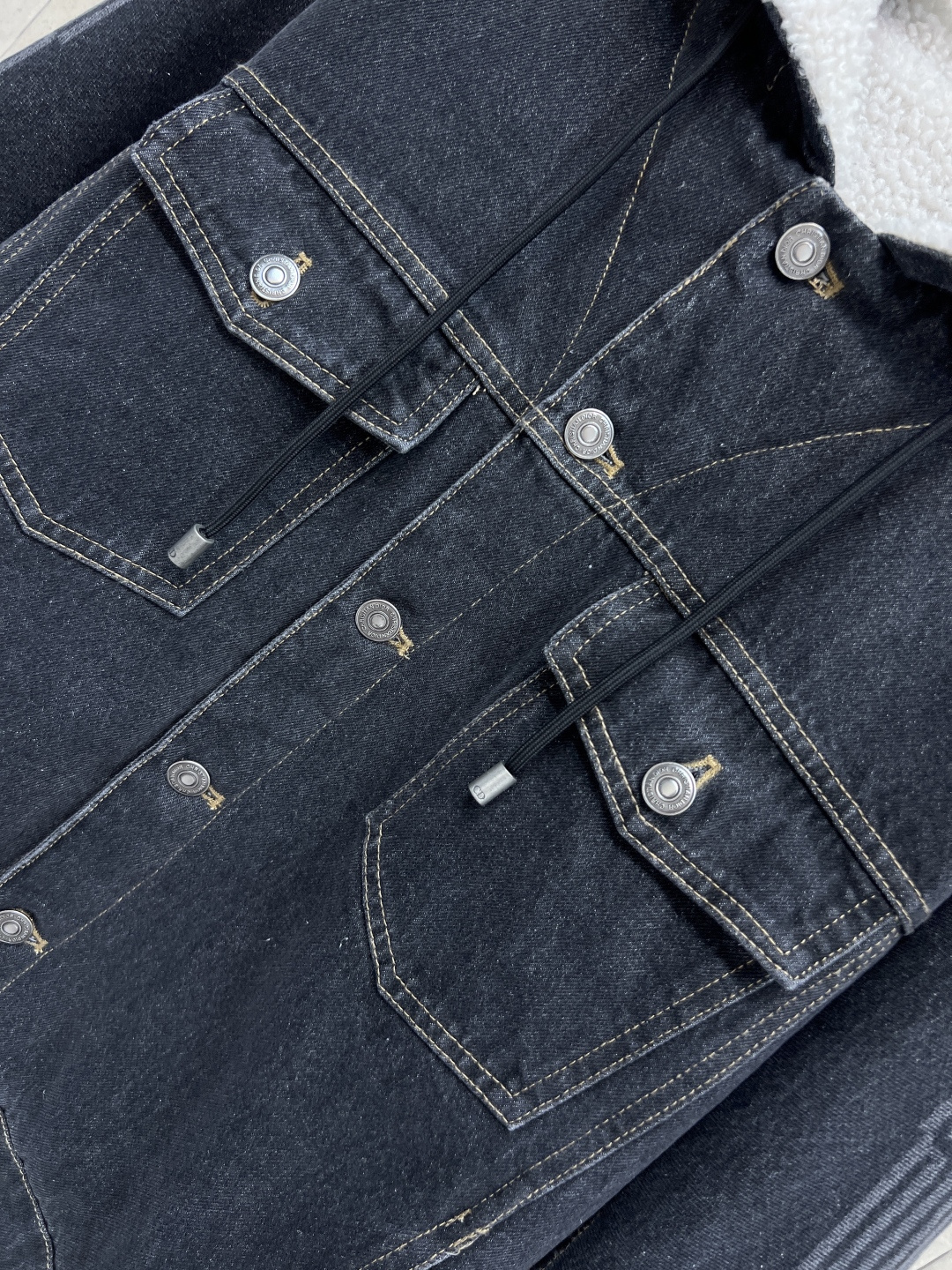 D家 25秋冬新款 羊羔绒牛仔外套 深色牛仔 +羊羔绒内衬保暖又有型！连帽设计超实用 定制logo金属纽