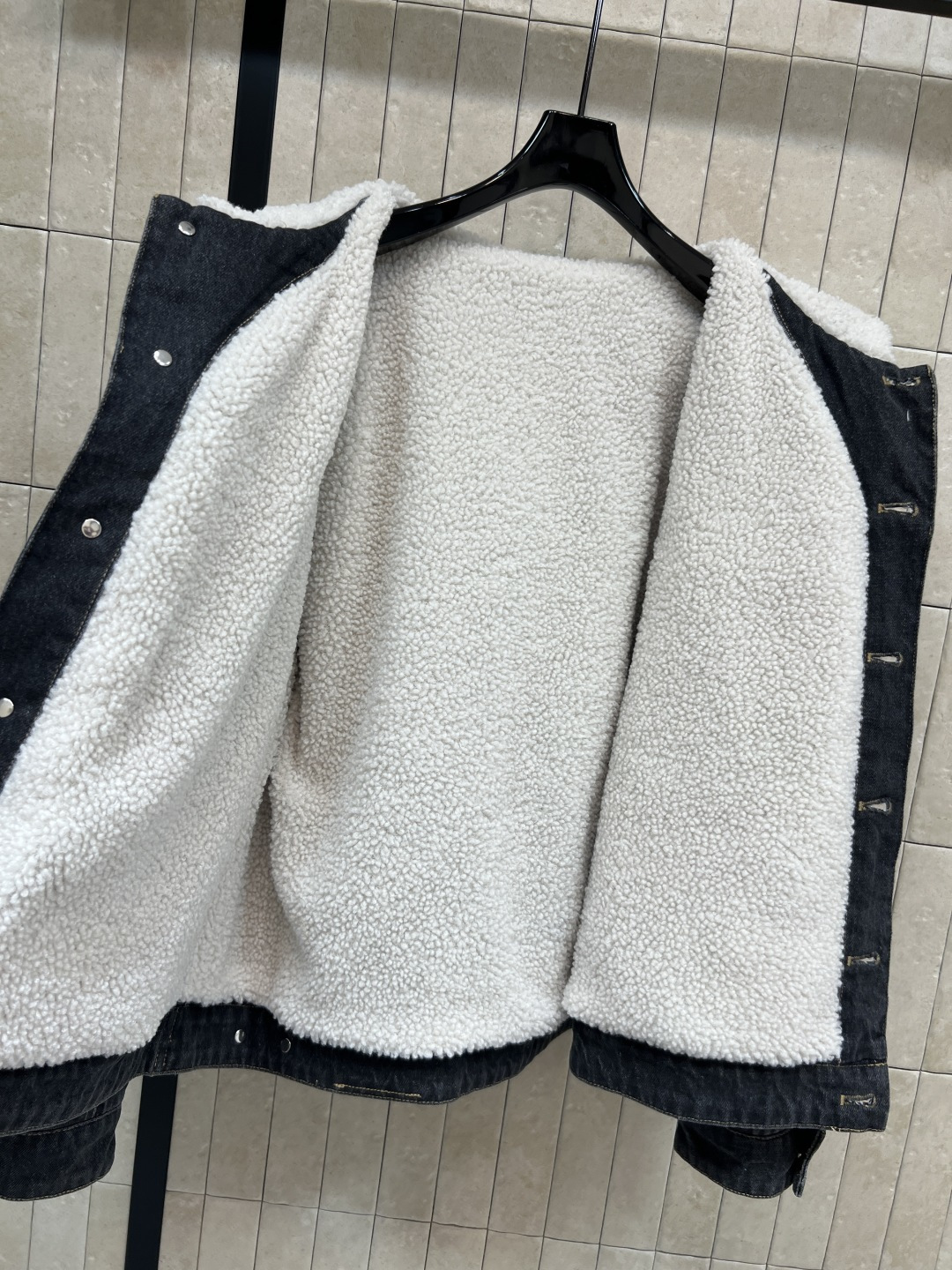 D家 25秋冬新款 羊羔绒牛仔外套 深色牛仔 +羊羔绒内衬保暖又有型！连帽设计超实用 定制logo金属纽