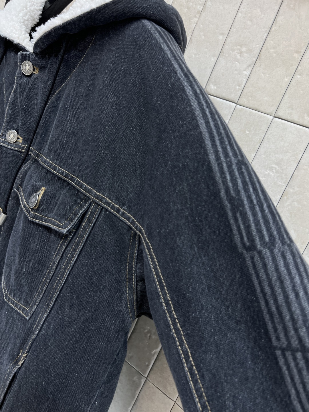 D家 25秋冬新款 羊羔绒牛仔外套 深色牛仔 +羊羔绒内衬保暖又有型！连帽设计超实用 定制logo金属纽