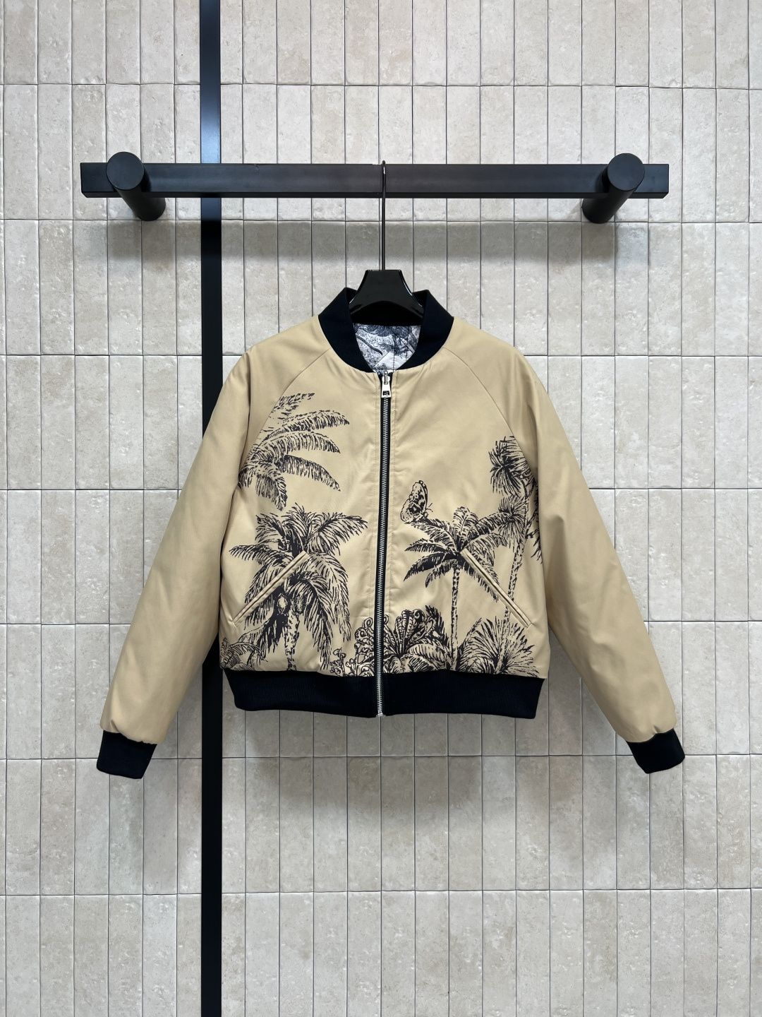 NO:575978,D's 25 new autumn and winter style reversible flight jacket, classic silhouette, with black rib details, retro and fashionable!  Khaki coconut print on one side and quilted animal jungle print on the other. It has a super tropical atmosphere. The quilting process makes the whole body more three-dimensional. It can be easily controlled by both men and women. It is OK for daily leisure or light sports. Practical and versatile. Three sizes in one color. SML, dior, jackets & coats, alexander wang19860909D家 25秋冬新款 双面穿飞行夹克 经典廓形 搭配黑色罗纹细节 复古又时髦！一面卡其色椰树印花 一面夹棉动物丛林印花 超有热带氛围感 压线绗缝工艺让整体更有立体感 男女都能轻松驾驭 日常休闲或轻运动都OK 实用又百搭 一色三码 SML,,dior,jackets & coats,alexander wang,Women's clothing