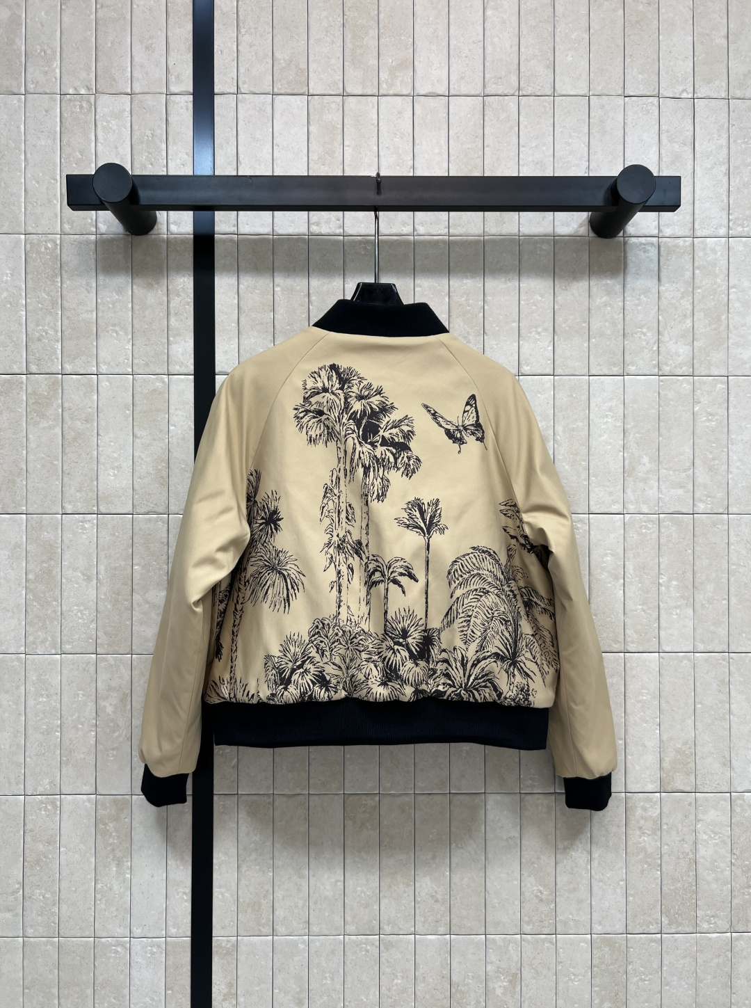 D家 25秋冬新款 双面穿飞行夹克 经典廓形 搭配黑色罗纹细节 复古又时髦！一面卡其色椰树印花 一面夹棉