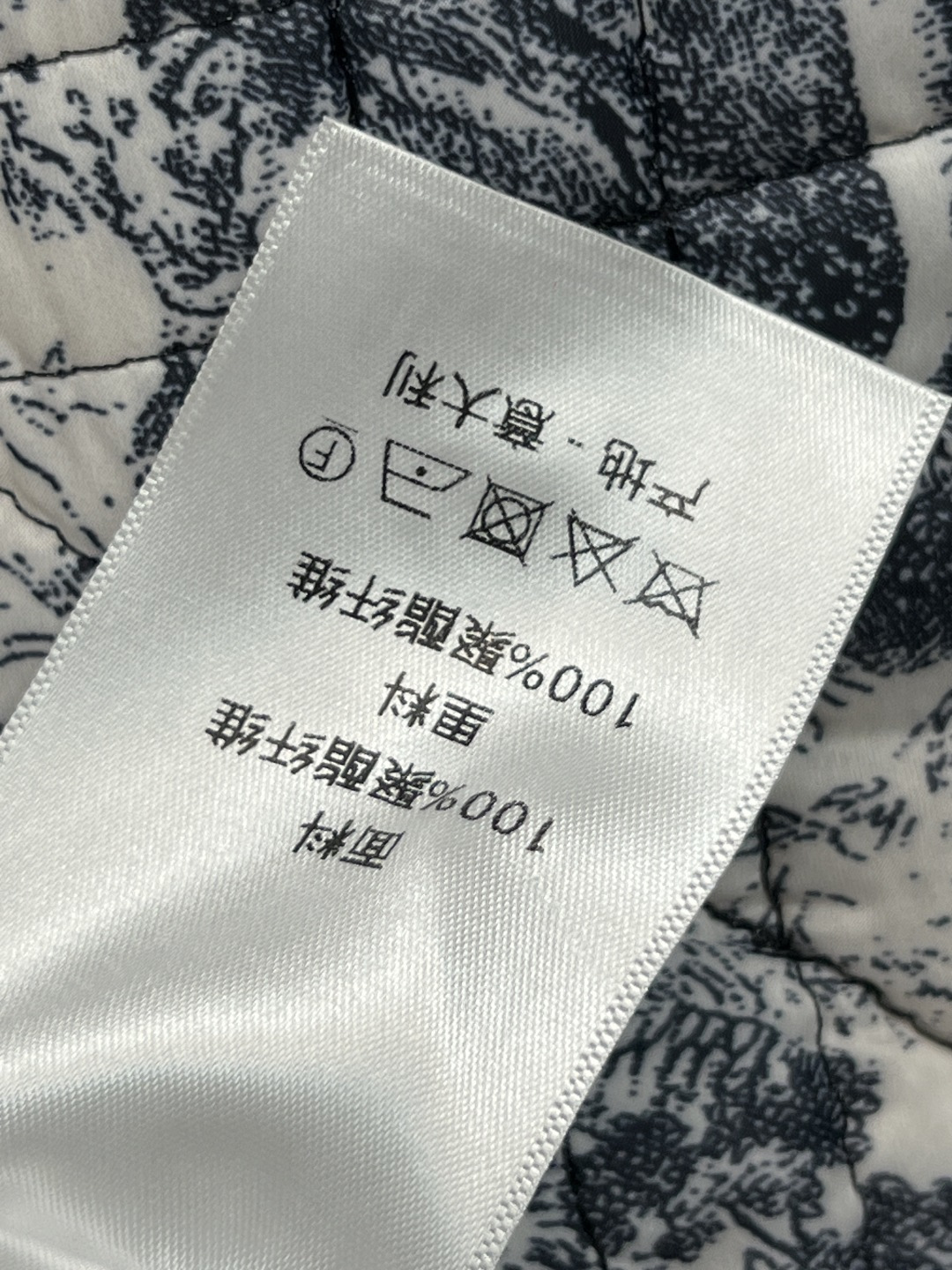 D家 25秋冬新款 双面穿飞行夹克 经典廓形 搭配黑色罗纹细节 复古又时髦！一面卡其色椰树印花 一面夹棉