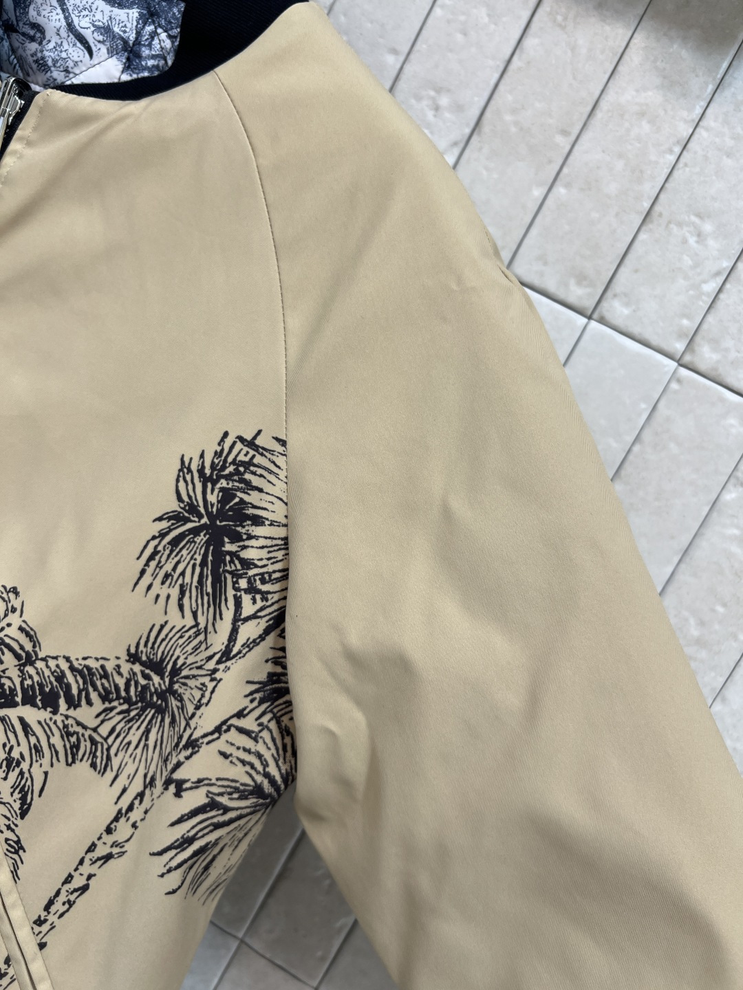 D家 25秋冬新款 双面穿飞行夹克 经典廓形 搭配黑色罗纹细节 复古又时髦！一面卡其色椰树印花 一面夹棉