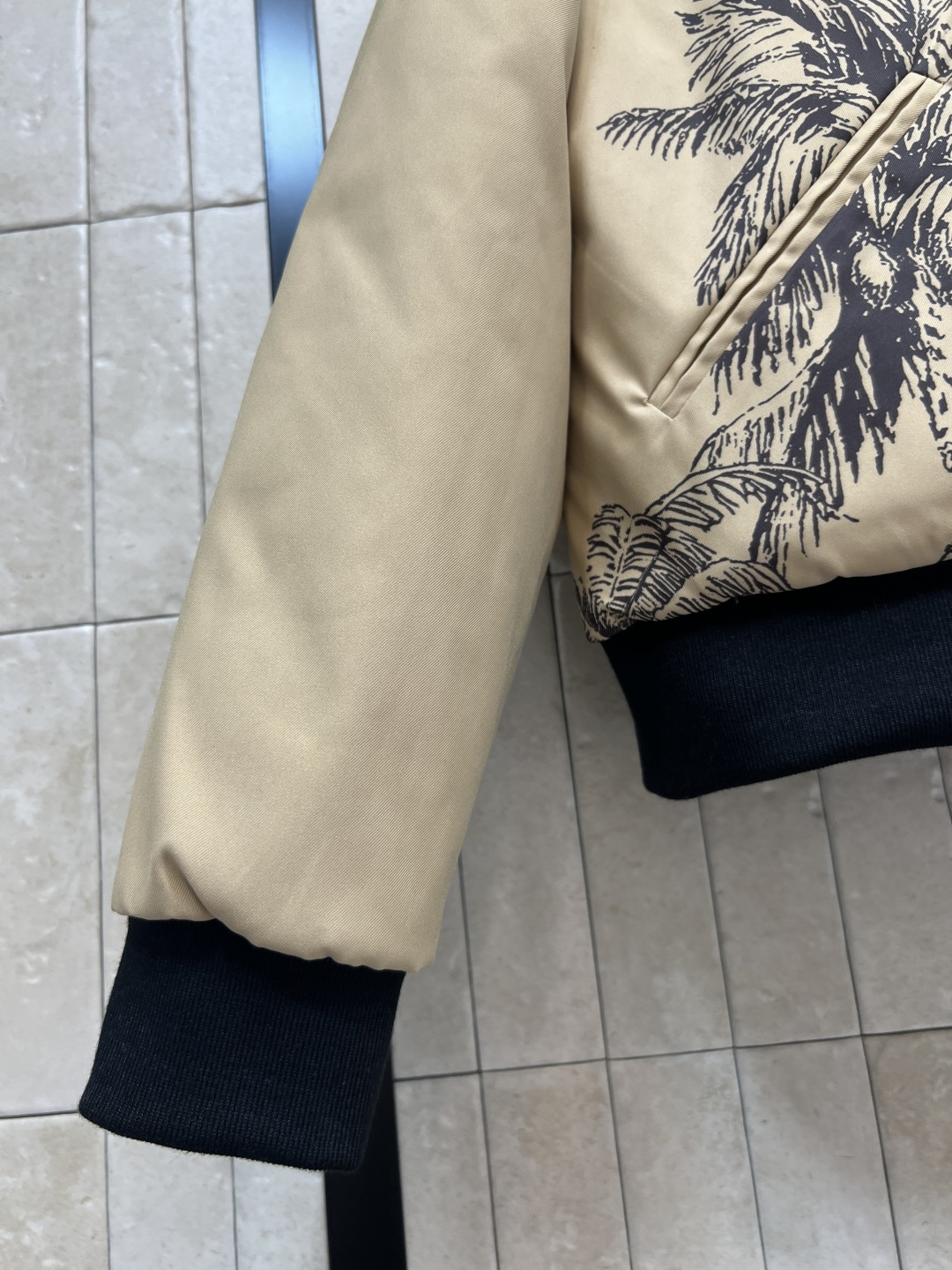 D家 25秋冬新款 双面穿飞行夹克 经典廓形 搭配黑色罗纹细节 复古又时髦！一面卡其色椰树印花 一面夹棉