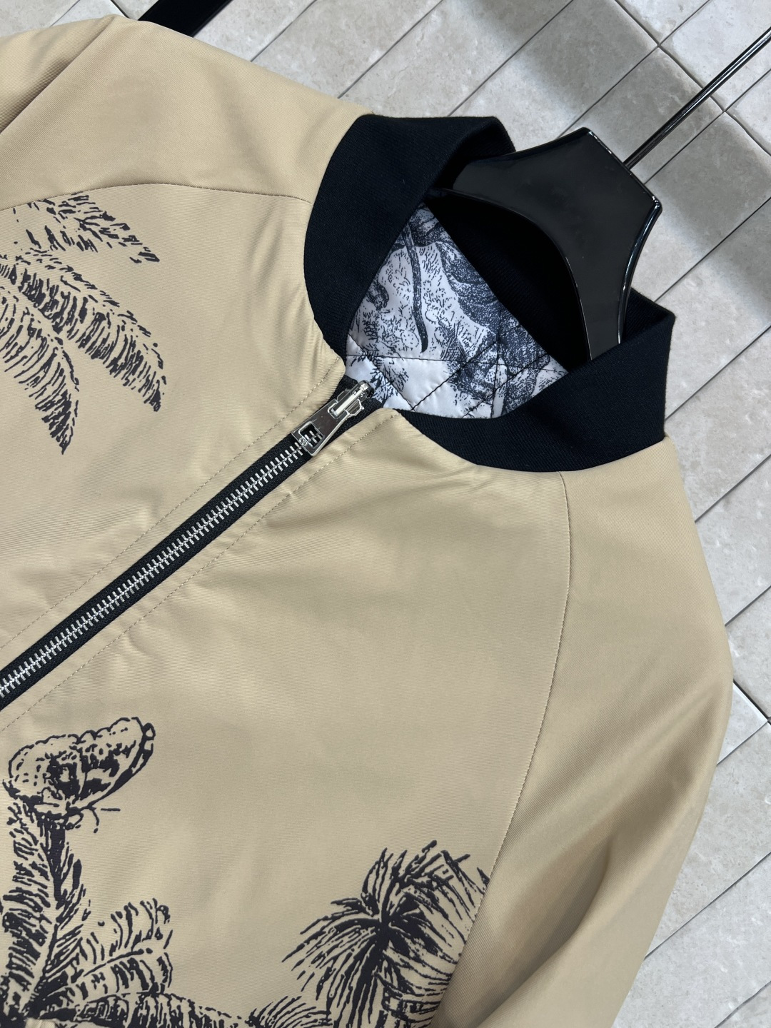 D家 25秋冬新款 双面穿飞行夹克 经典廓形 搭配黑色罗纹细节 复古又时髦！一面卡其色椰树印花 一面夹棉