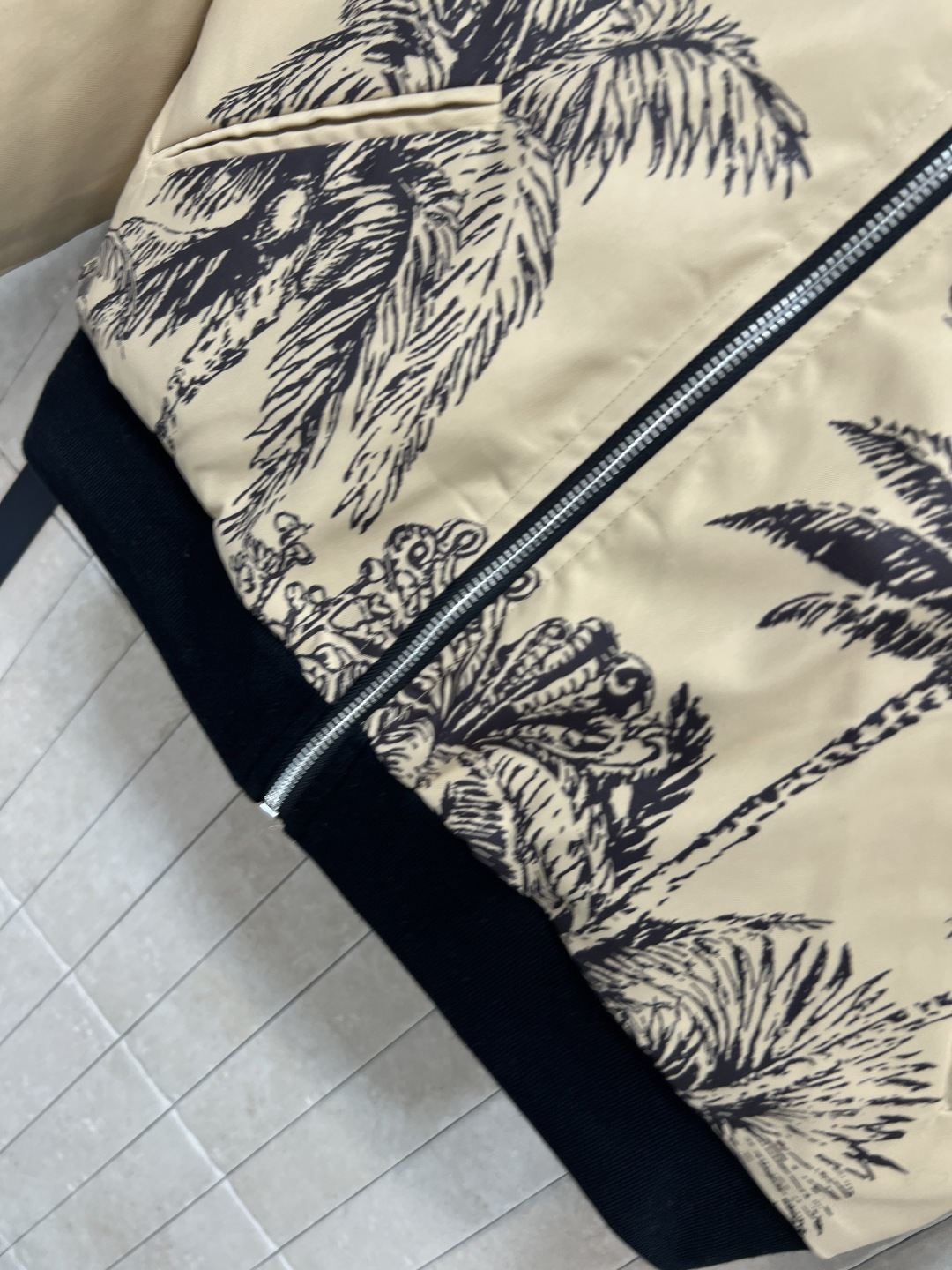 D家 25秋冬新款 双面穿飞行夹克 经典廓形 搭配黑色罗纹细节 复古又时髦！一面卡其色椰树印花 一面夹棉